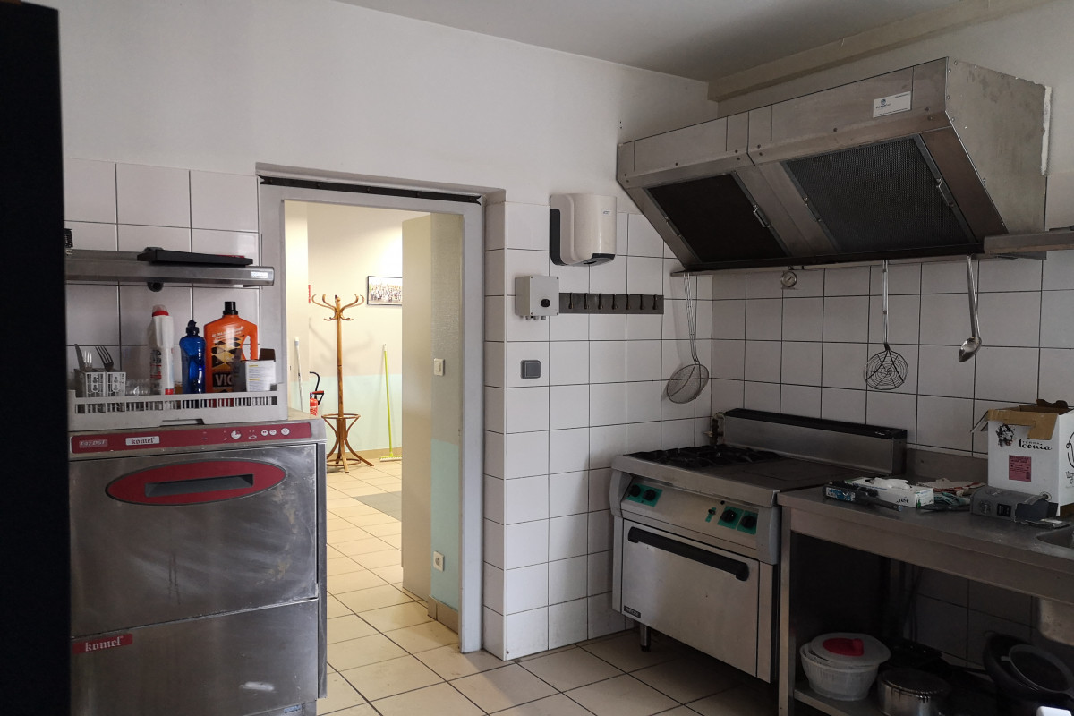 Le programme "1000 cafés" recherche un gérant pour le café-restaurant-multiservices du joli village de Saint Laurent d'Oingt (850 habitants) dans le coeur du Beaujolais "pays des pierres dorées". La commune est à quelques kilomètres du village classé d'Oingt, générant un important flux touristique en saison. Le village de Saint Laurent dénombre plusieurs associations dynamiques, ainsi qu'un cabinet médical voisin du local du café où exerce un médecin généraliste. Rémunération sur une base de 1700 euros brut mensuel, logement mis à disposition. Accompagnement, formation et suivi par l'association 1000 cafés : https://www.1000cafes.org/ Objectif d'ouverture au printemps 2022. Expérience en restauration requise. Contact : CV par mail à alphonse.coste@1000cafes.org