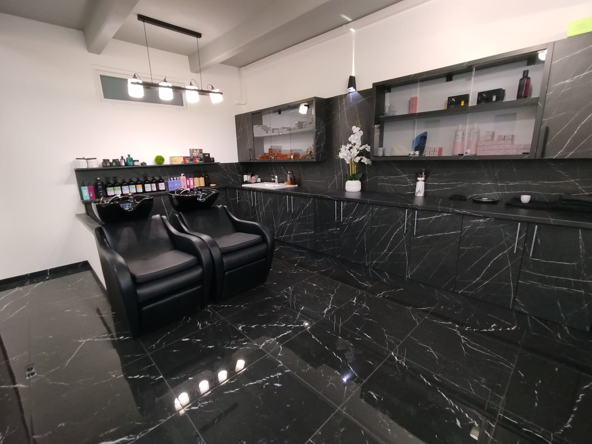 Location pure – Un local commercial de 147 m²
Idéal profession libérale, cabinet, showroom ou espace de coworking
Découvrez ce grand local commercial traversant d’une surface de 147 m², refait à neuf, situé dans un immeuble mixte bureaux/commerces avec ascenseur.
Ce bien bénéficie d’une excellente luminosité naturelle grâce à ses grandes baies vitrées, d’un environnement calme, d’une climatisation intégrée, et de nombreuses places de parking gratuites à proximité.
Répartition des espaces :
 3 bureaux équipés de climatisation réversible
 1 grande salle avec 2 climatisations professionnelles
 1 salle moyenne
 1 petite salle
 1 espace entrée / accueil
Caractéristiques principales :
 Surface totale : 147 m²
 Local traversant  très lumineux
 Climatisation réversible et équipements professionnels
 Ascenseur
 Locaux modernes et entièrement rénovés
 Environnement professionnel dynamique : commerces, restaurants, supermarché, hôtel, professions libérales
 Zone stratégique entre Vence, St Jeannet, La Gaude, Gattières, Cagnes-sur-Mer et Saint-Laurent-du-Var
Conditions financières :
 Loyer mensuel : 2 400 euros HT HC
 Charges mensuelles : 290 euros
 Dépôt de garantie : 1 mois de loyer HT
 Honoraires à la charge du locataire : 2 mois de loyer HT
 Frais de rédaction du bail : 650 euros HT
Localisation idéale pour développer votre activité dans un secteur en plein essor, avec une visibilité optimale et une clientèle variée.
Disponibilité à partie du 1er janvier 2026.