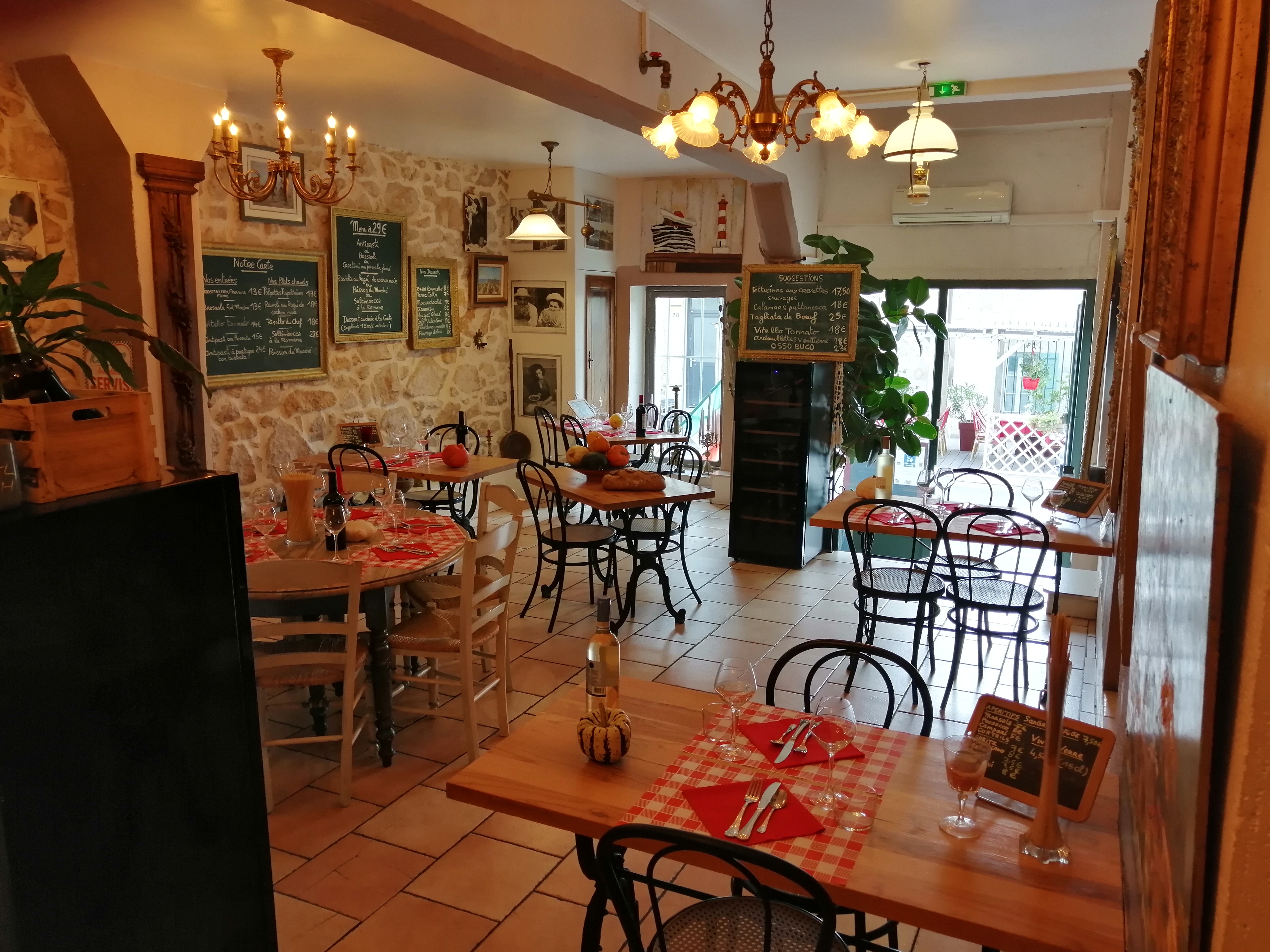 l'établissement est situé au cœur d'un village touristique pittoresque de l’Aude, à seulement 15 mn de la mer et à proximité de sites touristiques renommés comme la Réserve africaine de Sigean et Térra Vinéa.

Il est situé sur la route principale traversant le village, facile d’accès à 5 km d'une sortie d'autoroute avec des places de parking à proximité.

Il se distingue par la qualité de sa cuisine italienne authentique, entièrement préparée sur place avec des produits frais et locaux.
Construit dans une ancienne cave coopérative des années 1930, il offre une
atmosphère charmante et conviviale. Les convives peuvent également profiter d'une terrasse extérieure ouverte.

Capacité d’accueil totale 60 couverts.
L'établissement a été refait à neuf en 2017. Le matériel est récent.
Fermé  1 mois et demi par an et 2 jours de repos par semaine.

Personnel en place  (1 chef cuisinier, 1 commis de cuisine )

CA  2021  ( COVID)    98942 €  HT  ( 6 mois)
CA  2022    153 000 €  HT 
CA  2023     179 400 € HT
CA  2024     181 132 € HT

Ticket moyen : 33 €

Prix du fonds : 70000 €  avec un loyer de 1000 € TTC
Prix des murs ;  120 000 €