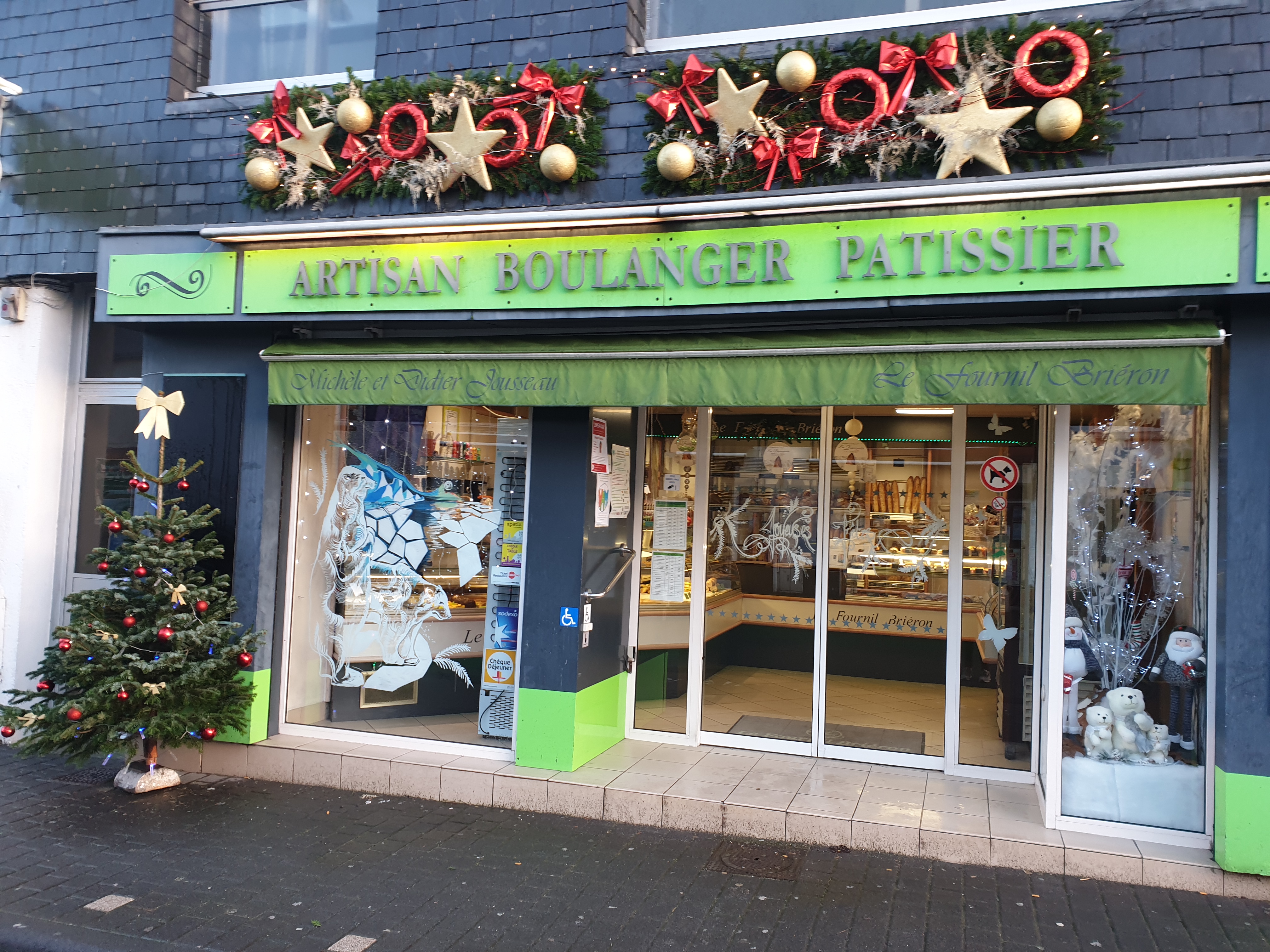 Cela fait déjà quelque temps que notre commerce est en vente......et malgré l'espoir, aucun repreneur ne s'est encore présenté.
Nous cherchons un acheteur pour que notre boulangerie continue de vivre.
Ne laissons pas mourir ce lieu qui sent bon le pain chaud dès l'aube, ce commerce de proximité qui fait battre le coeur de notre rue.
Merci du fond du coeur pour votre soutien.
Notre boulangerie mérite de continuer son histoire qui existe depuis plus de 60 ans.