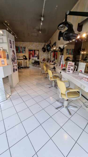 Fond de salon de coiffure mixte à cloyes sur le loir donne sur 2 rue différentes 86metres carrés, en centre ville.