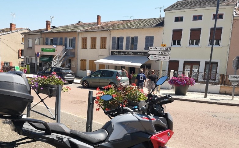 Cadre de vie : Etablissement situé au centre du village de Noailly (800 hab) à 14 km de Roanne, près de la Forêt départementale de Lespinasse et proche de la Côte roannaise. Grand parking à proximité. Route très fréquentée permettant de toucher une clientèle de passage. Proximité avec l'épicerie multiservices


Description de l'activité : Bar (licence IV), Restaurant
 

Description du local : Salle de bar équipé (38 m²) avec une belle terrasse ombragée (tendue) devant l'établissement, cuisine équipée 13 m² (four UNOX, cuisinière Ambassade, plonge inox, plancha fonte Ambassade, lave-vaisselle, ...), grande salle de restaurant (63 m²), cellier, cave, sanitaires.


Logement : Grand logement : au 1er étage (salle à manger, cuisine, buanderie, WC)

Prix : 19 900 €    et loyer 625 € HT / mois avec électricité

Aides financières : Accompagnement personnalisé des porteurs de projets par les services de Roannais Agglomération. Possibilité d'accompagnement du conjoint. Aides à l'investissement (30 %) Région et Roannais Agglomération. Prêts d'honneur et garantie de prêts en lien avec Initiative Loire et Loire Active
