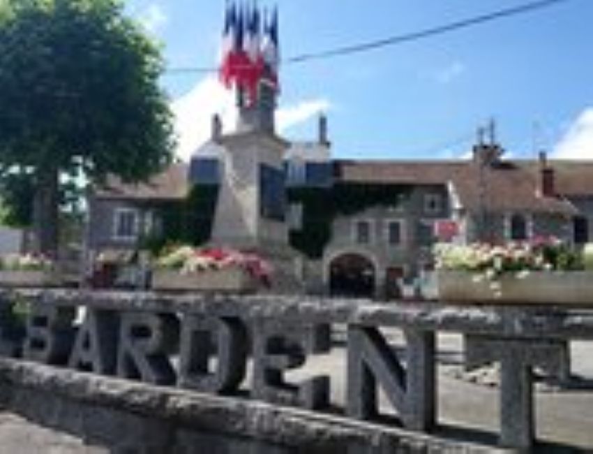 OFFRE COLLECTIVITÉ - URGENT - APPEL A CANDIDATURE POUR DELEGATION DE SERVICE PUBLIC (DSP) POUR L'EXPLOITATION DU BAR-RESTAURANT DE SARDENT - SECTEUR NORD CREUSE SUD-OUEST

Devenez-le / les futur/s gérant/s du bar-restaurant communal “Les Petites Canailles” dès mars 2026 !

Située à moins de 17 km de Guéret, la charmante commune de SARDENT recherche le futur exploitant pour son bar-restaurant, avec une prise d’activité souhaitée en mars 2026. 

Avec ses 758 habitants, cette commune rurale offre un cadre de vie agréable et dispose de toutes les infrastructures essentielles au quotidien (fibre optique, agence postale communale, école, épicerie, boulangerie, pharmacie, salon de coiffure, garage automobile, ...)

SARDENT est reconnue pour son dynamisme associatif et sa célèbre Foire annuelle aux Huîtres qui attire près de 20 000 visiteurs sur 3 jours.

Dans le cadre d’une convention de délégation de service public, la municipalité de SARDENT propose la gestion du bar-restaurant communal. 

Le futur délégataire bénéficiera :
 - D’un contrat d’exploitation commerciale de 4 ans, renouvelable par tacite reconduction ;
 - De la mise à disposition complète du matériel nécessaire pour l’exploitation
 - De la licence IV, propriété de la commune ;
 - D’un local de 170 m² entièrement équipé, composé d'un bar, d'une salle de restaurant de 36 couverts, d'une terrasse, avec à l’étage un logement de type T4 pour allier confort et activité.

Redevance mensuelle de : 750 €/ mois (incluant la location de la licence IV et du logement)

Un potentiel attractif :
 - Un emplacement stratégique au cœur d’un village dynamique située en Zone FRR (France Ruralités Revitalisation) ouvrant ainsi à des exonérations fiscales et sociales ;
 - Chiffre d’affaires potentiel de près de 150 000 € HT/an ;
 - Rémunération envisageable pour un couple d’environ 30 000 € par an ;

Une opportunité idéale pour un couple souhaitant conjuguer qualité de vie et projet entrepreneurial 

Les candidatures sont à déposer avant le : 13/02/2026 à 16:00

La municipalité étudiera toutes candidatures sérieuses.

Les services de la CMA NA 23 sont à votre disposition pour vous accompagner dans la préparation de votre candidature et dans la mise en œuvre de votre projet d’installation.

N’hésitez pas à nous contacter pour toutes informations complémentaires.