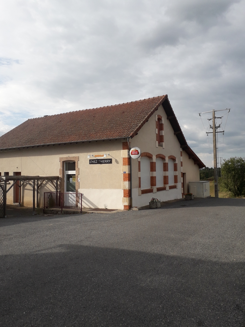 Au cœur du Bourbonnais, la commune d'Isserpent (568 habitants), à proximité de Vichy et Lapalisse, recherche un professionnel de la restauration pour redonner vie à son restaurant communal.

Véritable lieu de convivialité du village, cet établissement bénéficie d'une situation centrale et d'un fort attachement de la population. Suite à la cessation d'activité de l'exploitant précédent, la commune souhaite accompagner l'installation d'un nouveau restaurateur dans un projet ambitieux de modernisation et de développement. 

Le projet soutenu par la commune devra proposée une offre la plus diversifiée possible afin d’apporter un maximum de service à la population.
Une étude de faisabilité a été réalisée afin de réhabiliter et valoriser le bâtiment existant. Le projet prévoit notamment :
•	la rénovation complète des espaces de restauration et de cuisine ;
•	la création d'une terrasse extérieure offrant une vue dégagée et augmentant la capacité d'accueil en période estivale ;
•	l'amélioration de l'accessibilité et du confort des clients ;
•	la modernisation énergétique du bâtiment ;
•	le renforcement de l'identité visuelle et commerciale de l'établissement grâce à une nouvelle entrée plus attractive. 
Le bâtiment est en bon état général et les travaux envisagés ont pour objectif de créer un outil de travail moderne, fonctionnel et attractif pour un futur exploitant. 

Un cadre de vie privilégié
Nichée dans un environnement rural préservé, la commune offre une qualité de vie appréciée des habitants comme des visiteurs. Le restaurant constitue un service essentiel et bénéficie d'un potentiel de développement auprès de la clientèle locale, associative, touristique et de passage. 

Profil recherché
La commune souhaite accueillir un professionnel motivé, seul ou en couple, souhaitant développer une activité de restauration de proximité, avec une offre adaptée aux habitants, aux associations et aux visiteurs du territoire.
Une belle opportunité pour entreprendre dans un village dynamique qui croit en son commerce de proximité et investit dans son avenir.

📞 Contact : Mairie d'Isserpent
4 route de la Bruyère - 03120 ISSERPENT
✉ mairie.isserpent@wanadoo.fr