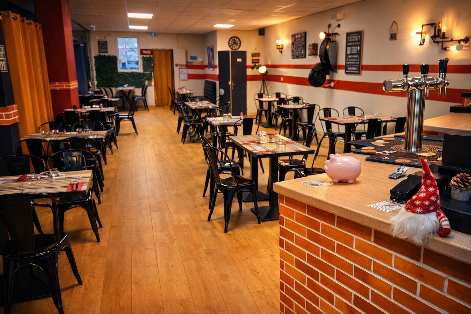 🏡 Châteauneuf sur Loire (45) à 20minutes d'Orléans. 1h30 de paris.

À vendre fonds de commerce restaurant.

 Ce restaurant, reconnu pour la qualité de ses produits et son ambiance conviviale (Référencé Gault & Millau, Petit Futé Labellisé Loire à Vélo), 🍴
offre une belle opportunité pour un repreneur ou un couple  souhaitant s’implanter dans un cadre dynamique.🌳🌳

Idéalement situé sur la rue principale de Châteauneuf-sur-Loire,
Il bénéficie d’un cadre naturel et patrimonial remarquable. Forte d’un passé fluvial🛶, la commune valorise son histoire à travers son musée de la Marine, son parc classé🌳 et ses équipements culturels. Elle s’inscrit dans une dynamique de développement durable et d’attractivité touristique.🚲🚲

L’établissement dispose de 275 m2 (rénové en 2022) : 1 salle de 60 couverts et 1 salle de 50 couverts (possibilité développement : séminaires, privatisations, CE entreprise).
🍴 1 cuisine de 25m2 (matériel fonctionnel), 1 cave de 280m2 ainsi qu'une réserve sèche, 1 bureau, 1 vestiaires personnels, 1 terrasse extérieure de 40 couverts (en retrait de la rue).⛱️☀️
Parking privé pour la clientèle.🅿️

 Opportunité de développement : Limonades, vente à emporter et livraison (nécessité territoire). 🍴👜
Site internet opérationnel vitrine et vente en ligne.🛜

 Prix du fonds de commerce 176 000 €.
Vente, location vente possible.
☎️ 06.73.08.56.66