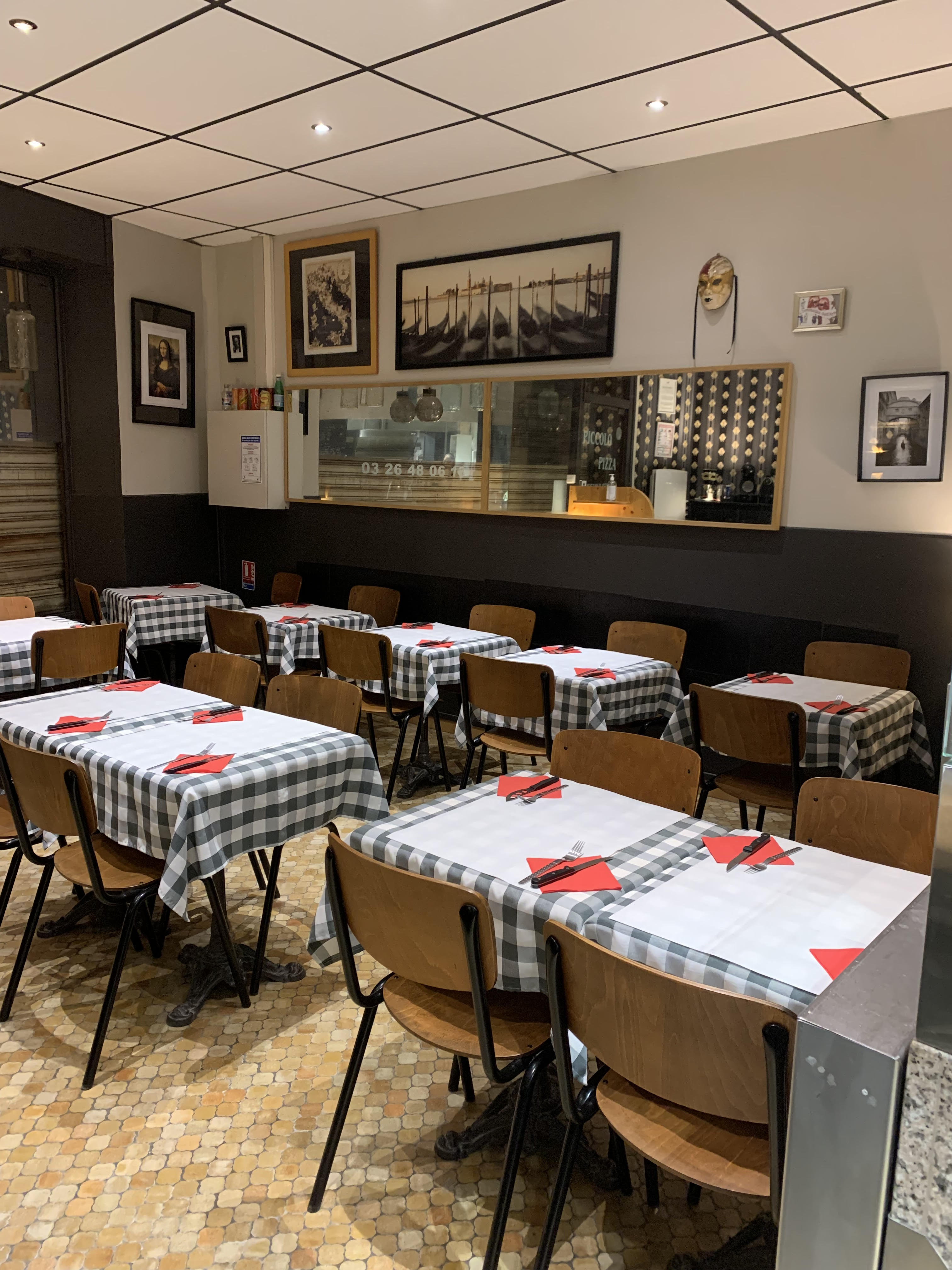 Vends restaurant pizzeria entièrement équipé de matériel récent.
La salle contient 22 couverts.
Il y a un coin pizza avec un double four à pizzas électrique, un congélateur, un laminoir, un pétrin et une table à pizza réfrigérée.
La cuisine contient un grand réfrigérateur et un grand congélateur, un piano gaz et un meuble réfrigéré.
Le restaurant est vendu avec tout le matériel et l'équipement.
N'hésitez pas à me contacter pour plus de renseignements.