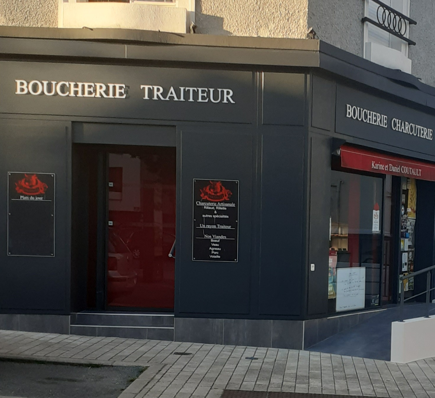 boucherie charcuterie traiteur refaite en 2014 situé en plein centre-ville avec facilité de stationnement seul dans une ville de plus de 7500 habitants belle activité commerciale et boucherie à développer ,appartement  spacieux avec 4 chambres de salle de bain idéal pour un couple souhaitant évoluer avec un cadre de vie agréable possibilité d'achat des murs