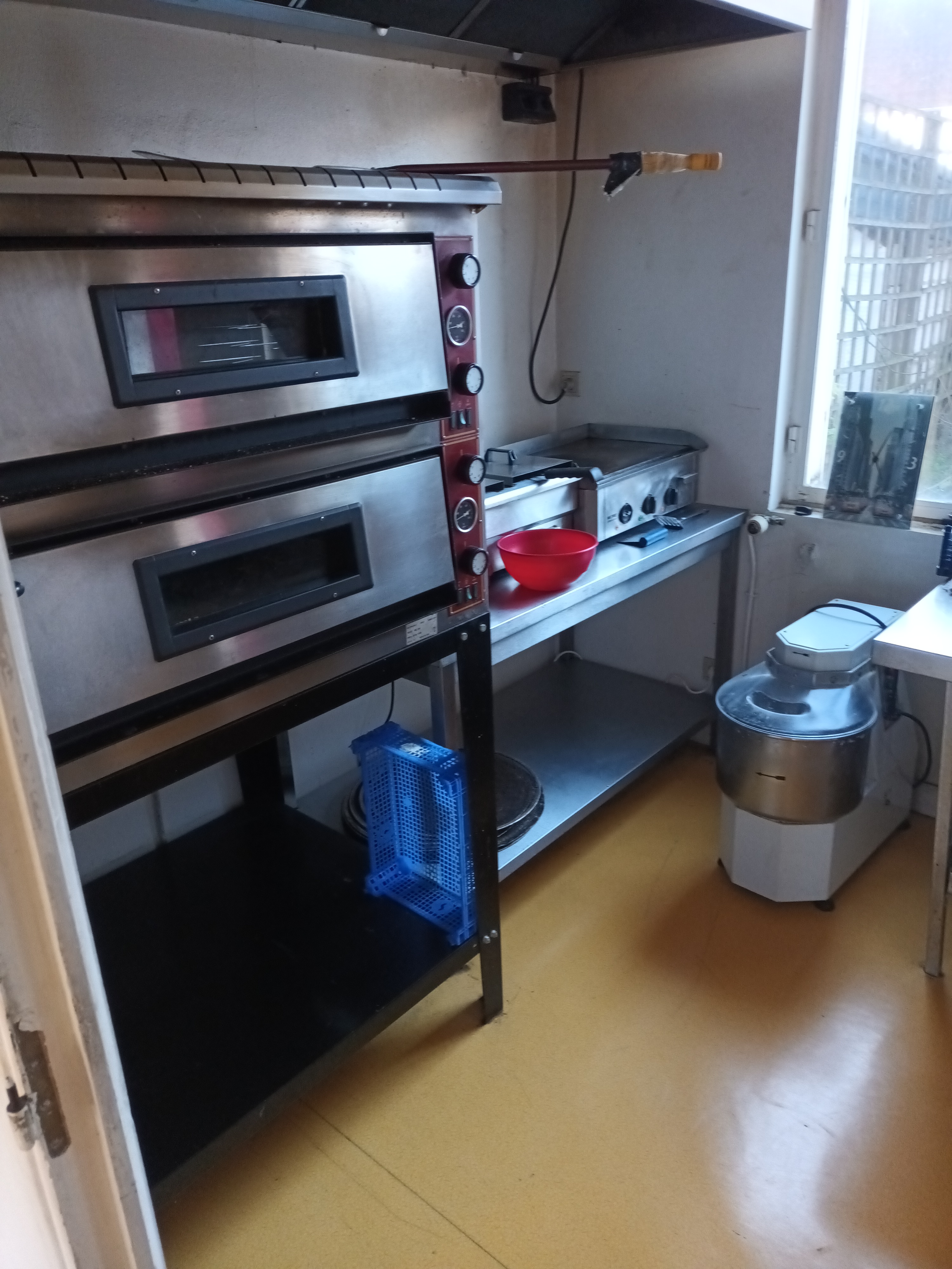 Pizzeria Vente à emporter et livraison 
Uniquement 6 soirs sur 7 Possibilité de développer le midi 
Un livreur à temps partiel à reprendre ou pas 
Emplacement sur axe principale très fréquenté avec place de parking devant Matériel récent complet et entretenu Clientèle fidèle depuis plus de 7 ans 
Voiture de livraison Citroën c2 commercial 
Loyer 500€ par mois avec l'eau et taxe foncière compris 
Chiffres d'affaires en augmentation 
EBE environ 20 000 €
Prix 25 000 € à négocier ensemble raisonnablement Étudie toute proposition