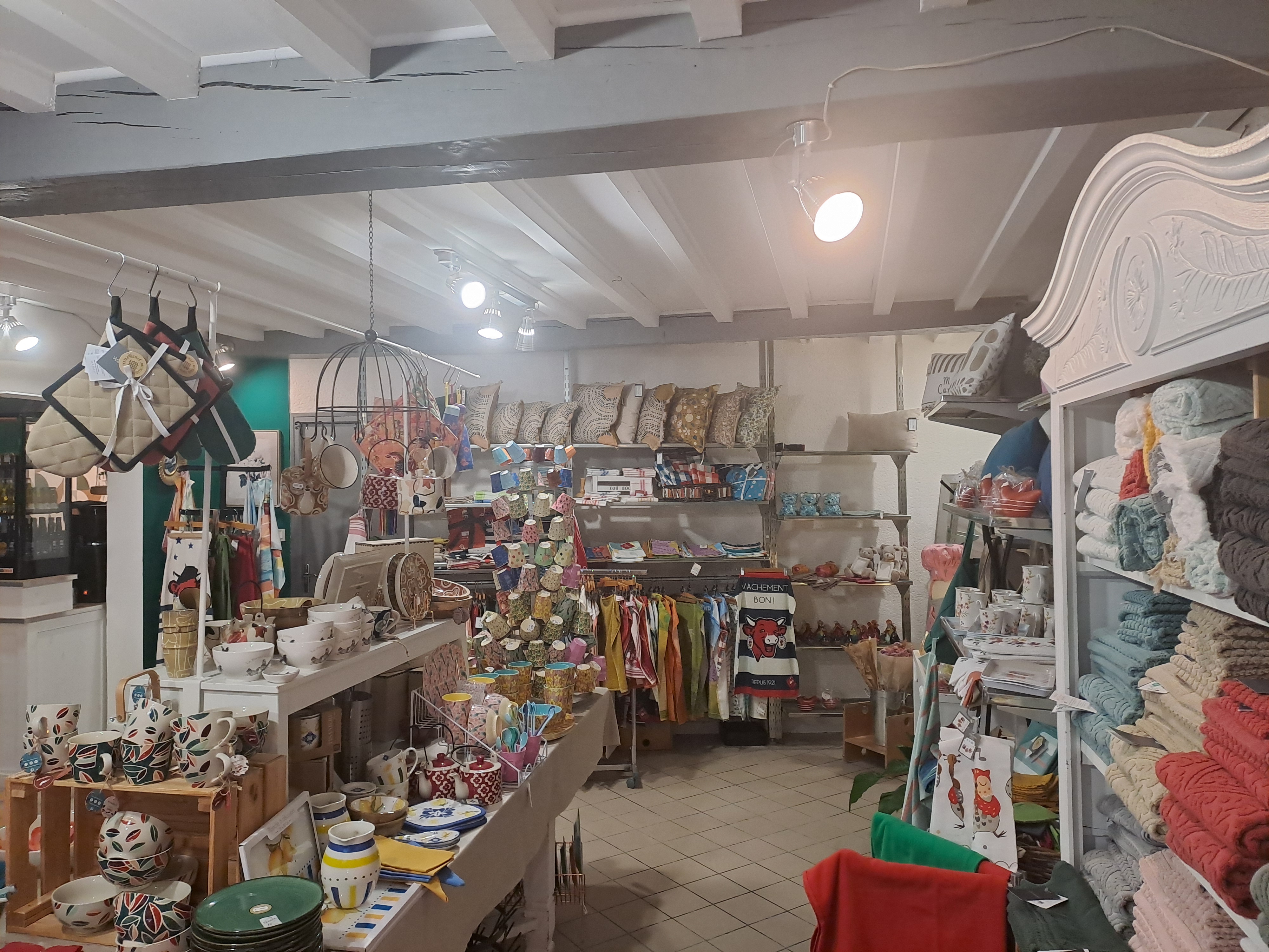 Vends fond de commerce, décoration,  Art de la table, coffee shop, décoration,   dans une Bastide classée parmi les plus beaux villages de France,  bon emplacement, 
Nombreuses possibilités de développer cette affaire.

Pour plus de renseignements nous contacter  par téléphone.
AUCUN RENSEIGNEMENT SERA DONNÉ PAR MAIL...
Nouveau bail 3/6/9

Prix de vente du fond de commerce  39000€ +
Stock environ 15000€

Curieux et agences s'abstenir.