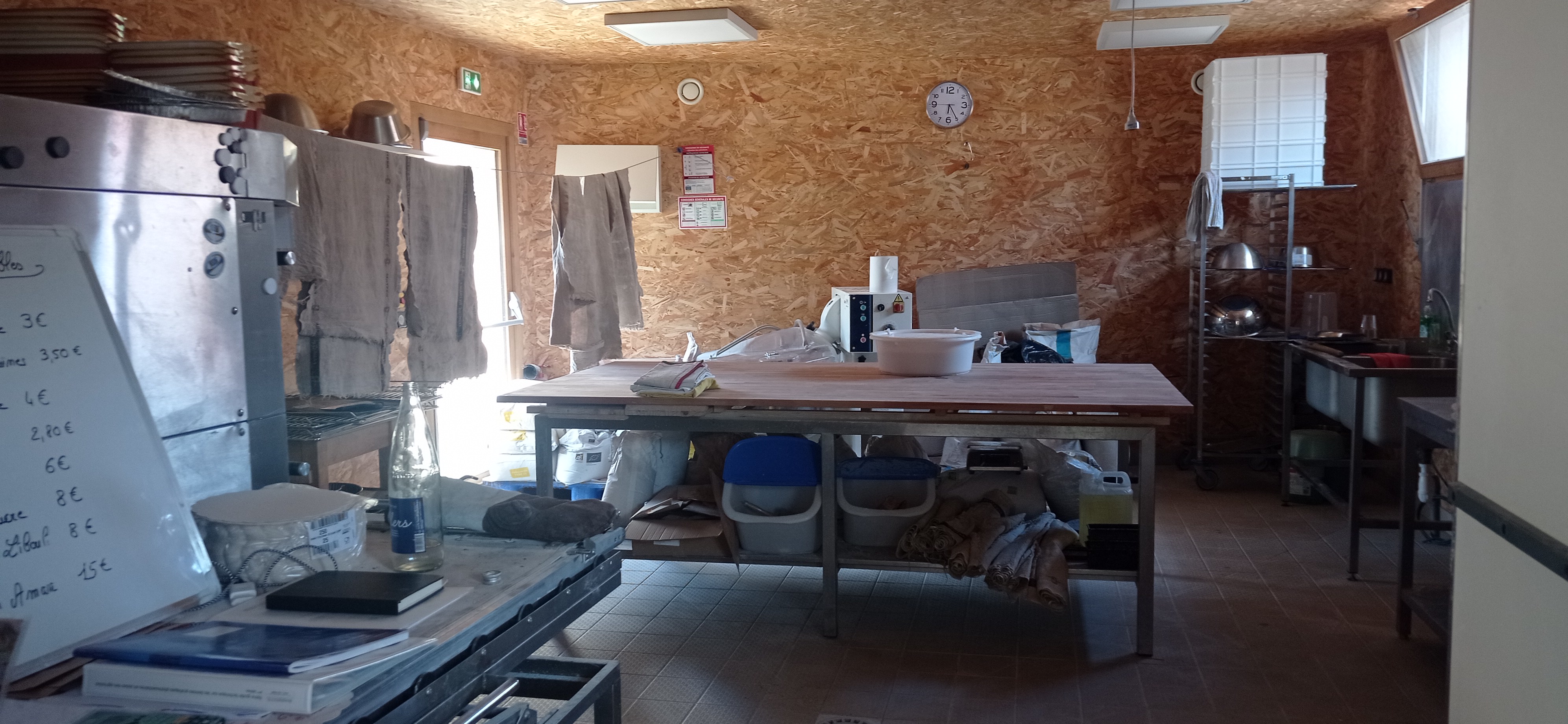 Association tiers lieu alimentaire propose un espace boulangerie pour un porteur de projet. Location à temps plein ou partiel d'un fournil de 40 m2 équipé d'un four à bois de 5,46 m2, une chambre de pousse, un frigo, un pétrin, un four électrique, des plans de travail et éviers pour produire du pains au levain naturel certifiés agriculture biologique avec des farines de blés anciens.
L'association a mis en place un cadre favorisant le démarrage de votre projet (site internet , clientèle, présence sur les marchés, vente directe, elle sera un soutien dans le développent de votre activité.  Les projets d’ateliers suivant sont en cours de création avec en 2024 une micro-brasserie bio, et un atelier de traiteur, puis en 2025 une fromagerie bio. Nous recherchons des candidats intéressés par un engagement coopératif et collaboratif.