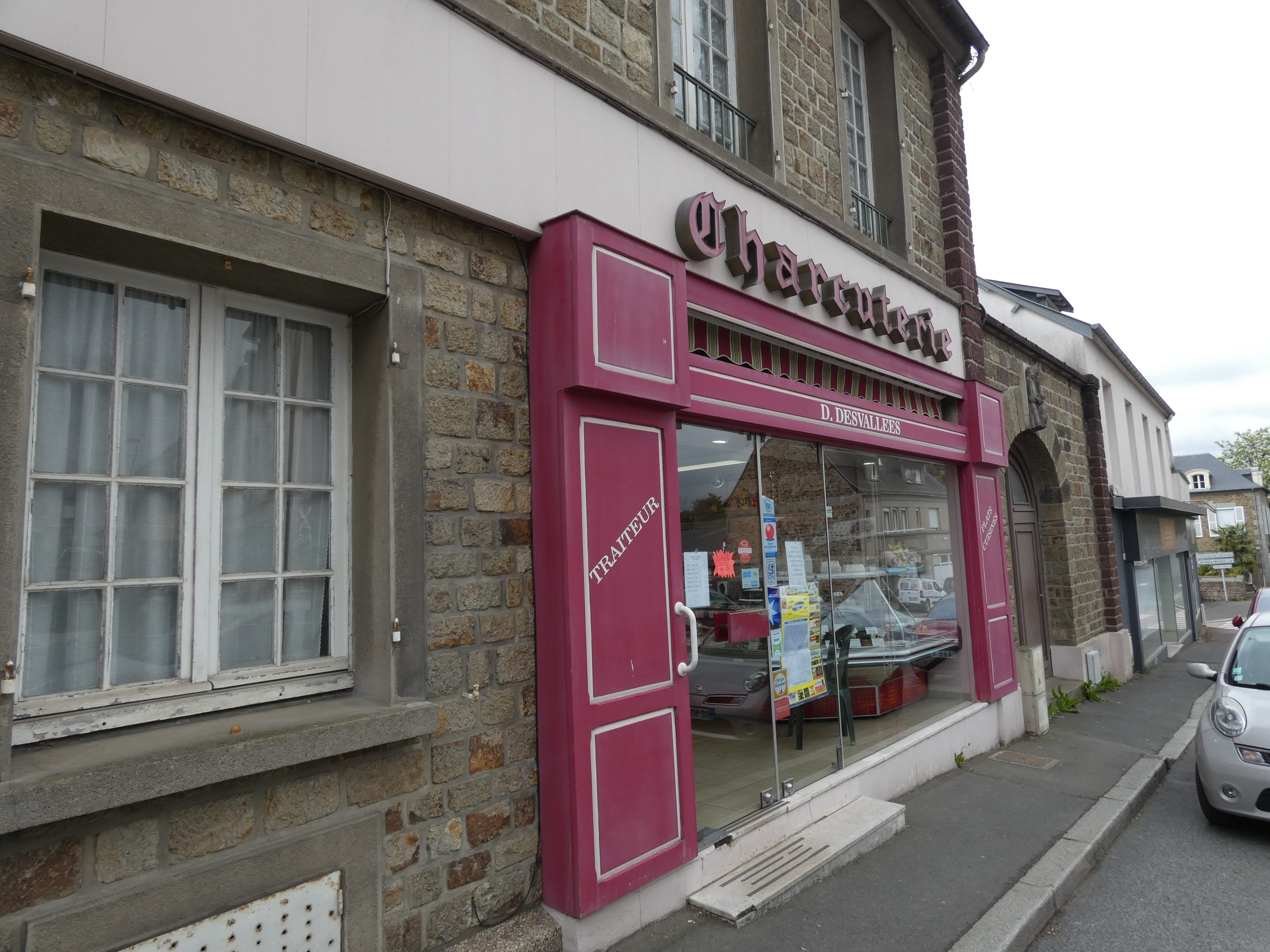 Fond de commerce de charcuterie. Boutique de 36m2 et labo de 68m2 (divisé en 2 parties). Situé dans une ville dynamique sur une route passant proche d'autres commerces. Exploité par les mêmes propriétaires depuis 30 ans dont le chiffres d'affaire est en constante évolution.