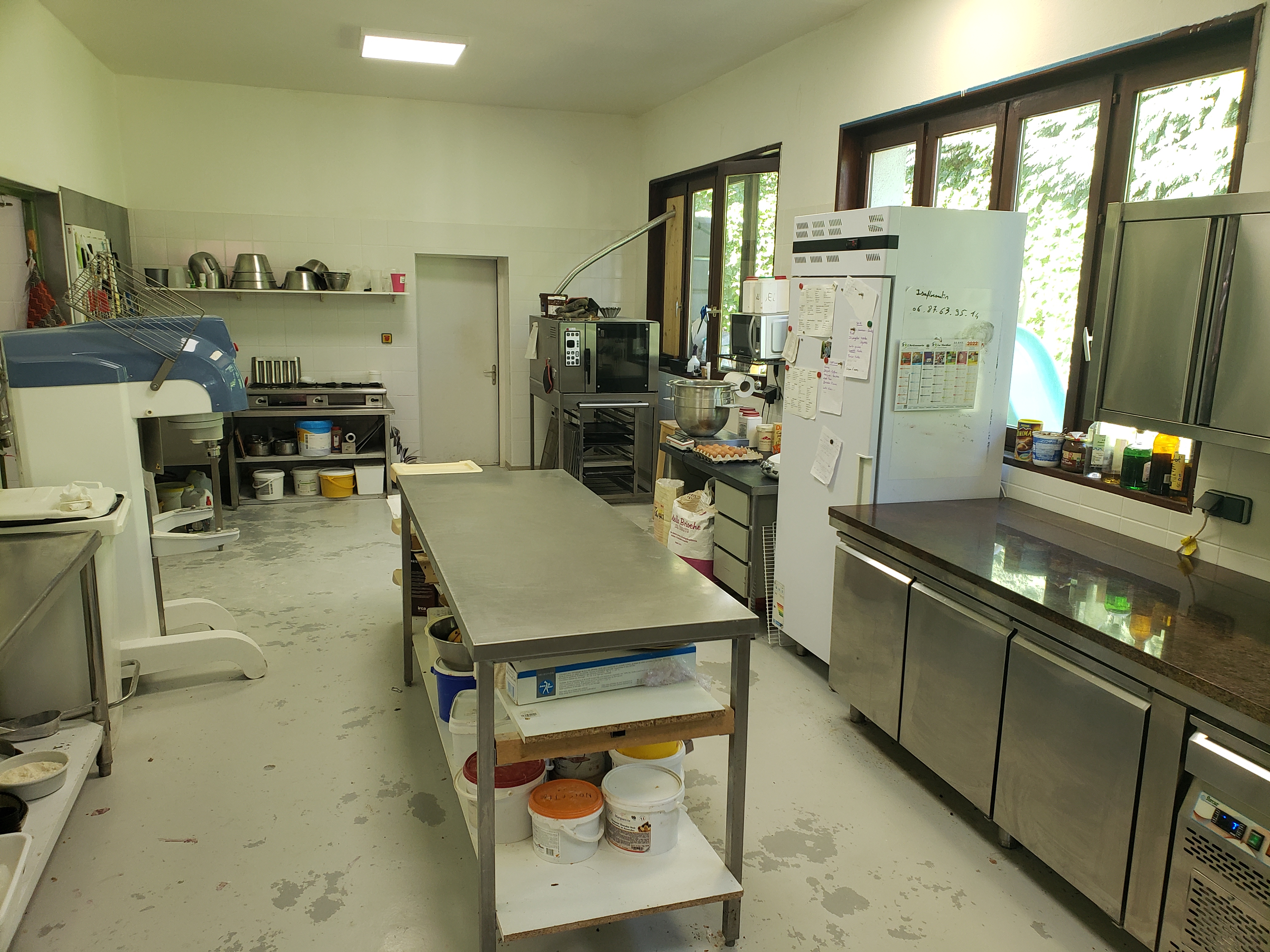 Créée il y a 9ans (matériel acheté neuf), local de 175m2 dont magasin de 30m2. Matériel entretenu. 
Entreprise ne demandant qu'à être développée, un fort potentiel s'offre à vous. 
Axe de développement possible en proposant notamment : 
-	une plus grande partie snacking
-	plus d’amplitude horaires ainsi que plus de jours d’ouvertures (par choix personnel, nous ouvrons principalement les fins de semaines)
-	tout le chiffre est sur la boutique, aucune livraison. Tournée a développer et en demande par les restaurateurs et collectivités alentours.
Un agréable magasin fonctionnel est en place avec 2 laboratoires spacieux. Il est très facile de stationner : parking privé + grand parking communal devant l' établissement ce qui ravit la clientèle fidèle.
La Boulangerie est située dans le village de Noirétable, en Loire, dans les Monts du Forez, avec un joli cadre de vie, plusieurs activité a proximité (stations de ski, plan d’eau, VTT, randonnées………) 
Village situé entre Clermont-Ferrand et Saint-Etienne.
Autoroute a 5min.

vente car nouveau projet professionnel.
CA 2023 : 145 666€
CA 2024 : 178 835€
CA 2025 : en court

(enseigne a venir prochainement, nous venons de refaire la façade)