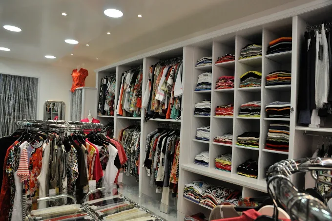 CÉDER – Boutique de prêt-à-porter féminin – Céret (66)
Implantée depuis plus de 40 ans, cette boutique de prêt-à-porter féminin bénéficie d'une excellente notoriété et d'une clientèle fidèle. Idéalement située sur l'une des principales artères commerçantes de Céret, à seulement 30 minutes de Perpignan et 15 minutes de la frontière espagnole, elle offre un fort potentiel de reprise.
Le local
•	Surface commerciale de 42 m², lumineuse et parfaitement agencée.
•	20 m² de réserve.
•	60 m² de stockage en sous-sol.
•	Aucuns travaux à prévoir.
•	Vitrine de 3 mètres linéaires offrant une belle visibilité.
•	Deux cabines d'essayage.
•	Climatisation et système d'alarme.
•	Sol carrelé.
Conditions locatives
•	Bail commercial neuf lors de la cession.
•	Loyer mensuel de 800 €, représentant environ 5 % du chiffre d'affaires 2025, un niveau particulièrement attractif.
L'activité
•	Prêt-à-porter féminin du 36 au 54.
•	Environ 10 marques sélectionnées.
•	Fichier clients de 1 600 clientes fidèles.
•	Site internet existant.
•	Horaires actuels :
o	Mardi au samedi : 9h00–12h00 / 14h30–19h00
o	Fermé le dimanche et le lundi, offrant un bon équilibre de vie.
Potentiel de développement
Un réel levier de croissance existe avec le développement d'un rayon prêt-à-porter masculin, actuellement non exploité.

Prix de cession
80 000 € pour le fonds de commerce, hors stock.
Vente cause retraite bien méritée
En complément
Possibilité de louer un appartement T2 situé au-dessus de la boutique, pour un loyer mensuel de 580 €, idéal pour un exploitant souhaitant résider sur place.
Cette affaire saine, reconnue et immédiatement exploitable constitue une belle opportunité pour une personne souhaitant reprendre un commerce rentable dans une ville dynamique et touristique des Pyrénées-Orientales.