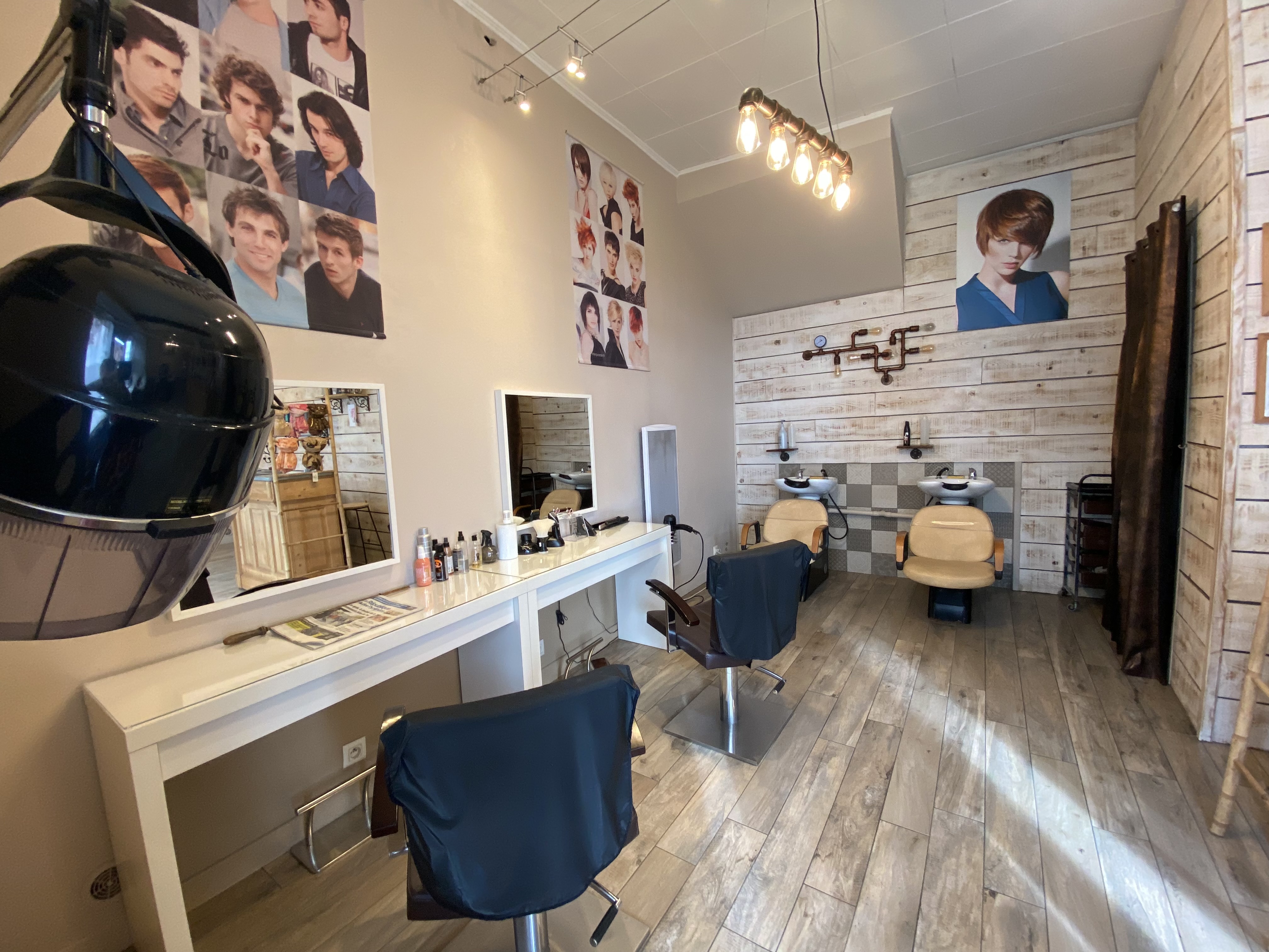 Salon de coiffure mixte implanté depuis plus de 40 ans sur l'axe principal de la commune de LEDEUIX
(64400), au pied des Pyrénées, où rythme le calme et la sérénité. Environnement dynamique, proche de la Mairie, de la salle des fêtes du village, d'une épicerie, d'un bar-restaurant, etc Local d'une surface d'environ 45 m2 avec petite réserve. Dispose de 3 postes de coiffage et de 2 bacs à shampoings.
Pas de travaux à prévoir, le local et le matériel sont en parfait état. Stationnement facile avec des places de parking autour du salon. Bonne visibilité en bord de route. La clientèle est fidèle. Chiffre d'affaires stable et cohérent avec le secteur d'activité. Pas de reprise de salarié. Loyer mensuel de 600 € HT, bail commercial classique 3/6/9. Un appartement de 80 m comprenant 3 chambres à l’étage, cuisine et séjour au rez-de-chaussée communiquant avec le salon ainsi qu'un jardin et une dépendance type garage viennent compléter cette offre et ceci est compris dans le loyer .