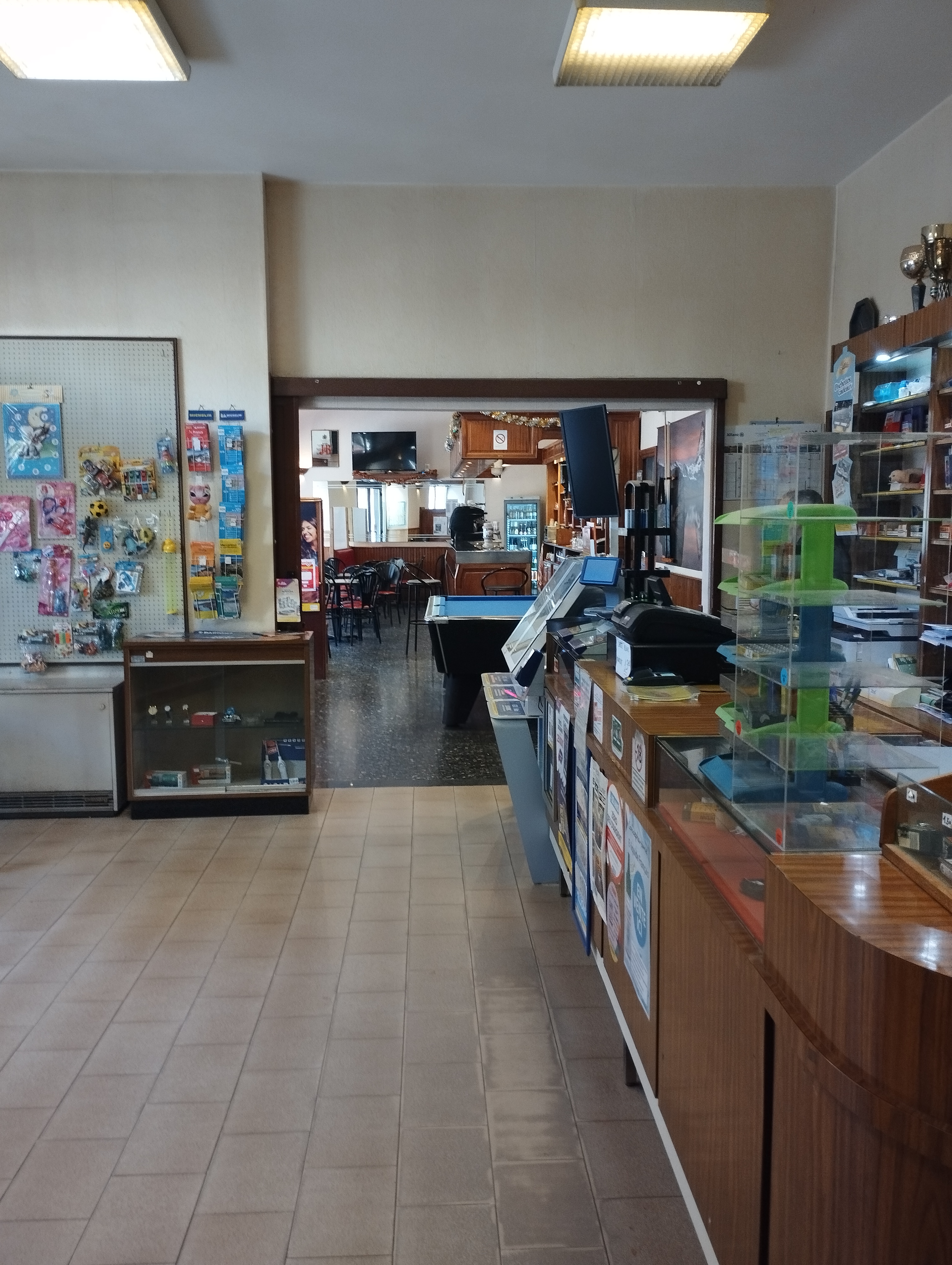 Vend fonds de commerce Bar-Tabac-FDJ (cause retraite des associés), idéalement situé au centre du village de Tende (Alpes-Maritimes) dans l’arrière-pays mentonnais ; l’établissement est ouvert depuis 1966.

Surface intérieure de vente de 90 m² + réserves et arrière-boutique d’environ 50m² + cave 30 m² + terrasse pouvant accueillir jusqu’à 75 personnes.

Clientèle locale et de passage (route internationale du Col de Tende). 
Augmentation de l’activité touristique de mai à octobre.

Possibilité de développer le snacking ou restauration.

Affaire idéale pour un couple ou 2 associés.

Loyer des murs : 1200 € / mois (les deux vendeurs sont aussi propriétaires des murs)
Loyer licence IV : 1500 € / an
Prix de vente souhaité : 82 000 €