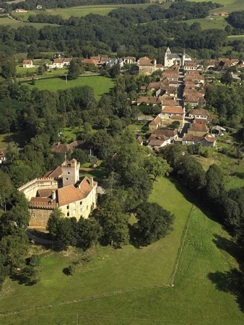 Vente pas de porte dans joli village touriste médiéval (prochainement création d'un parc à thème) avec 25 000 visiteurs par an, venez investir ce bar à vins/tapas/petite restauration. 
Vous disposerez d'un plan de travail avec cuisine équipée, plaque induction 5 feux, friteuse, teppaniaki, lave-verre, machine à glaçons, mini cave réfrigérée, 2 arrières de bar, machine café dosettes, télé, grande salle pouvant accueillir jusqu'à 40 couverts à l'intérieur ainsi que d'une grande cave vitrée et un plan de présentation. Esprit bistrot. Toilettes normes handicapés. 
Parking à proximité. Autres commerces et marché hebdomadaire. 
A l'étage, accessible par monte charge, bureau et réserve. Possibilité d'aménagement de l'étage en logement personnel en loft.
Pas de porte : 50 000 € comprenant 30 000 € de travaux de remise en conformité (clim et ventilation à déplacer, avant toit à finaliser) / loyer 900 € HT/mois. Possibilité licence IV en location (100 € HT /mois)
Cet établissement était l'annexe d'un restaurant bistronomique situé à 30 m. cf autre annonce sur le site. 
Fermé car le propriétaire est parti sur un autre projet.