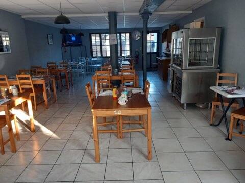 A vendre fond de commerce bar restaurant avec licence 4 dans village Solognot,  

Je vends le bar restaurant de 130m2 où règne une ambiance familiale, 
L'établissement se compose d'un bar équipé de 4 tables de 6 personnes + 1 grande cheminée non tubée ainsi que des toilettes.
d'une belle salle de restaurant de 10 tables de 4 personnes, 2 tables de 2 personnes, et 1 table de 1 personne.
1 terrasse extérieure de 14,21 m2 + toilettes PMR
1 cuisine bien équipée et fonctionnelle, et une arrière cuisine

Il y a un bail en cours jusqu'au 31 juillet 2027 à renouveler, 
le loyer est de 551.00 € 
compter en plus l'eau et l’électricité

Ce bien est à 15 minutes de Sully-sur-Loire, 25 minutes de Gien, 25 minutes d' Aubigny-sur-Nère et 25 minutes de Lamotte Beuvron 

N’hésitez pas à me contacter pour de plus amples informations.