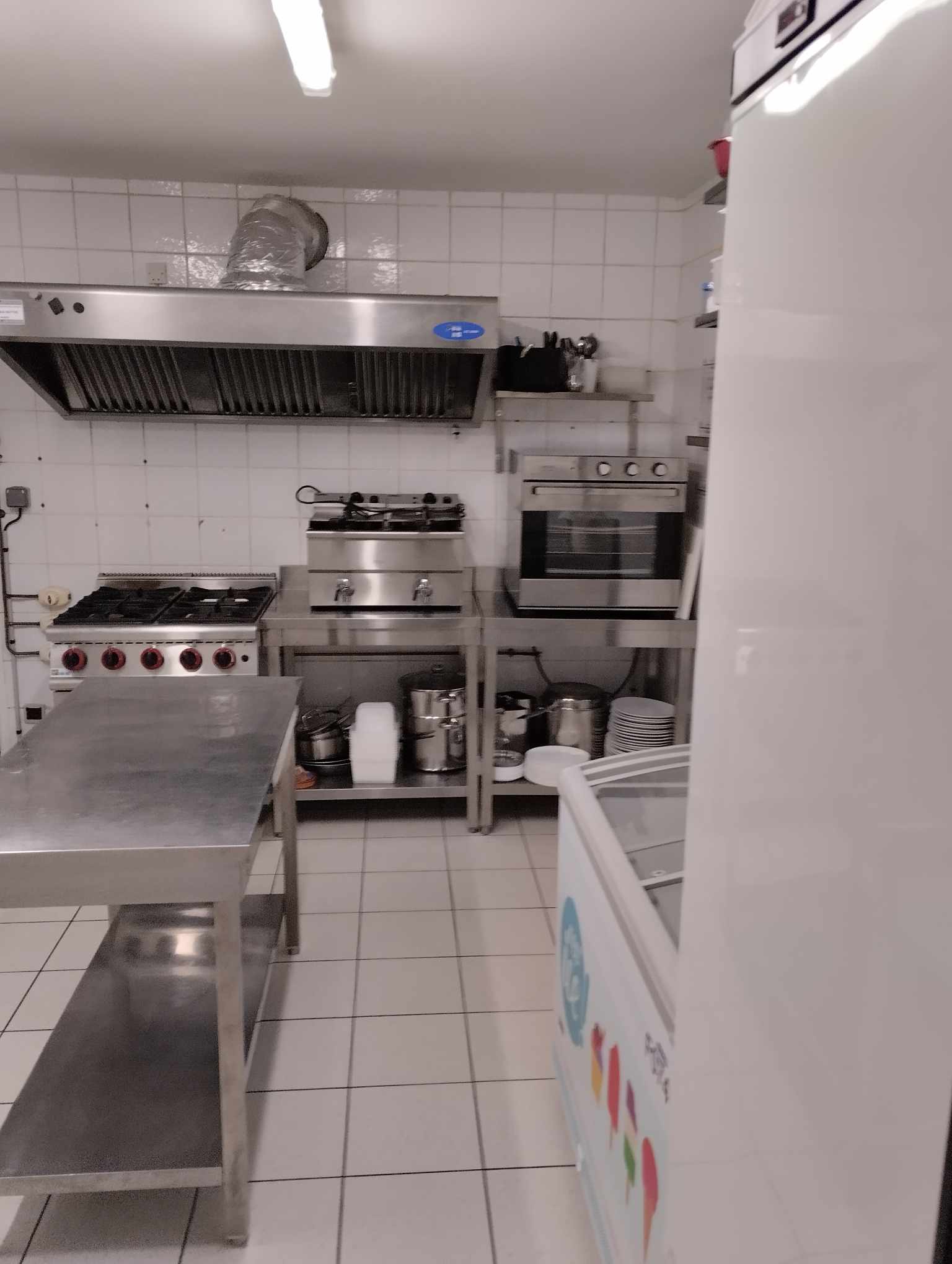 Je vend mon fond de commerce bar restaurant licence IV .
150 m2 qui comprennent:
salle de bar (possible 26 place assises + 5 tabouret au bar)
salle de restaurant ( 20 à 30 place suivant agencement )
WC avec lave main normes handicapé
cuisine
petite réserve
grande réserve ( possibilité d'y faire une salle supplémentaire ) avec accès cour
terrasse place du village, de 40 à 100 places
joli village classé situé entre Langogne et Mende avec de nombreuses commodités: boulangerie, boucherie, poste, station service, superette, bar tabac, auberge, hôtel, camping, gites,  garage, chocolaterie, divers entreprise du bâtiment, pompier, gendarmerie, crèche, école primaire, institue de beauté...
très belle opportunité vendu cause soucis de santé et rapprochement familiale.
affaire à tenir en couple + un en été, gros potentiel de développement.
fond de commerce : 40 000€
loyer : 470€ (murs à la mairie, extincteurs, entretien chaudière, prise en charge par celle-ci)
droit de terrasse : 60€ l'année

pour les plus éloigniez si transaction faite avant mon départ du département possibilité de reprendre à 14 km maison en location de 120 m2 sur deux niveaux avec trois chambres 2 WC chauffage fioul le tout dans magnifique lieu au bord de la rivière ( loyer 585€ )

une visite s'impose......