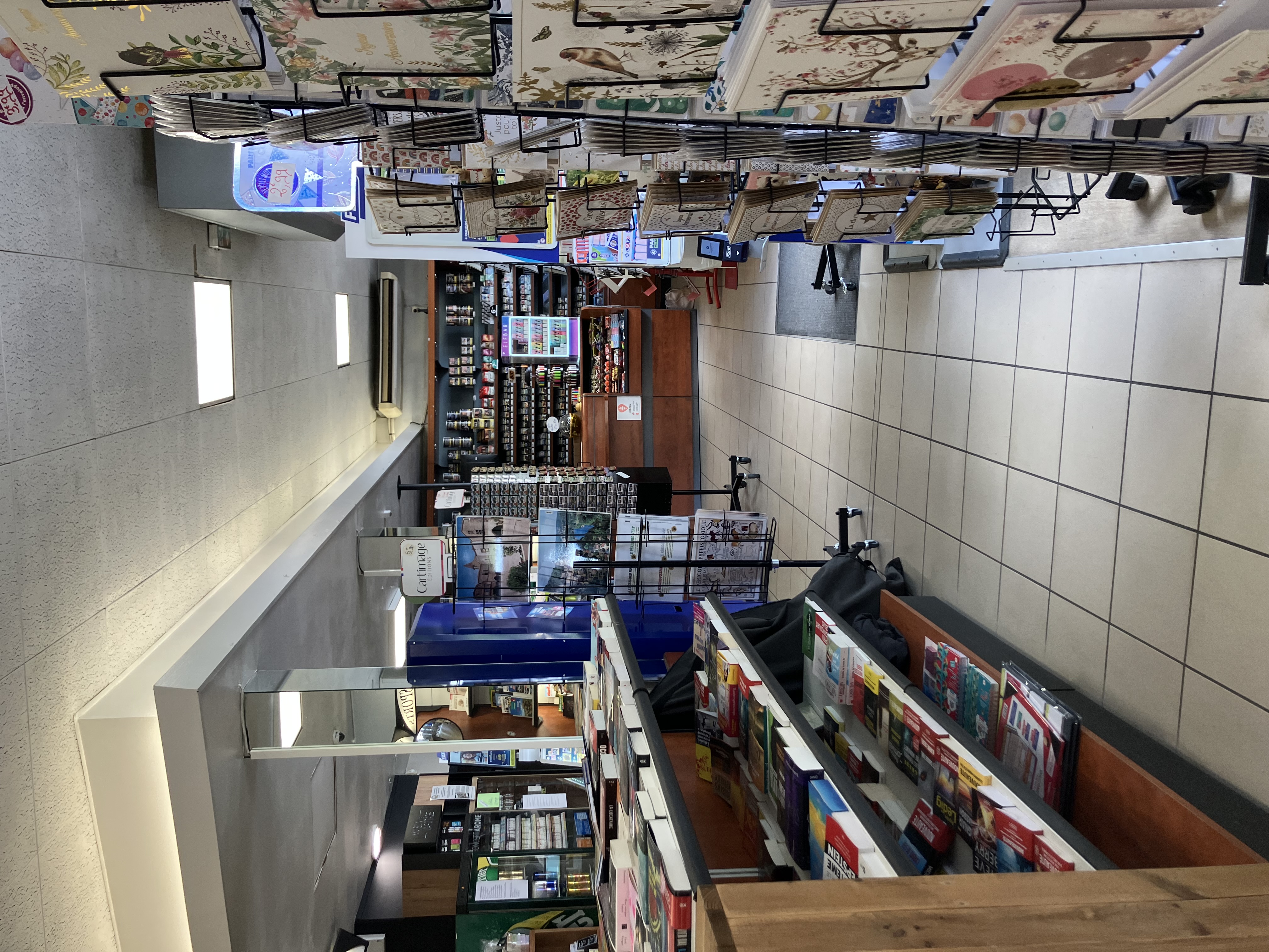 Dans le cadre d'un départ à la retraite, à reprendre dans une commune dynamique et touristique du périgord noir : Tabac-Presse-Fdj-Pmu

Activités :

* Tabac- Presse - Fdj - Pmu - Librairie - Carterie - Vapotage -  Souvenirs - Colis - Compte Nickel - Boissons à emporter - Dépôt de pain- Services divers.

Les + qui font la différence :

* Bel emplacement de centre ville

* Au coeur d'un quartier historique et d'un marché hebdomadaire annuel

* A proximité, police municipale - services administratifs - école - commerces - restaurants - boutiques d'artisans

* Petit loyer commercial : 577 euros mensuels

* Arrêt minute, zone bleue, plusieurs parkings gratuits à proximité

* Zone ZRR

Qualité de vie :

Fermé le dimanche et les jours fériés

Congés annuels

Horaires 7h00 - 18h45 modulables

Potentiel :

* Snacking

* Produits Régionaux

* Amplitude horaire

* Services et ventes complémentaires

Affaire idéale pour couple ou reconversion

CA HT 2025 : 187 000 € dont 95 000 € sur les activités commissionnées

Prix de cession du fonds de commerce : 210 000 €