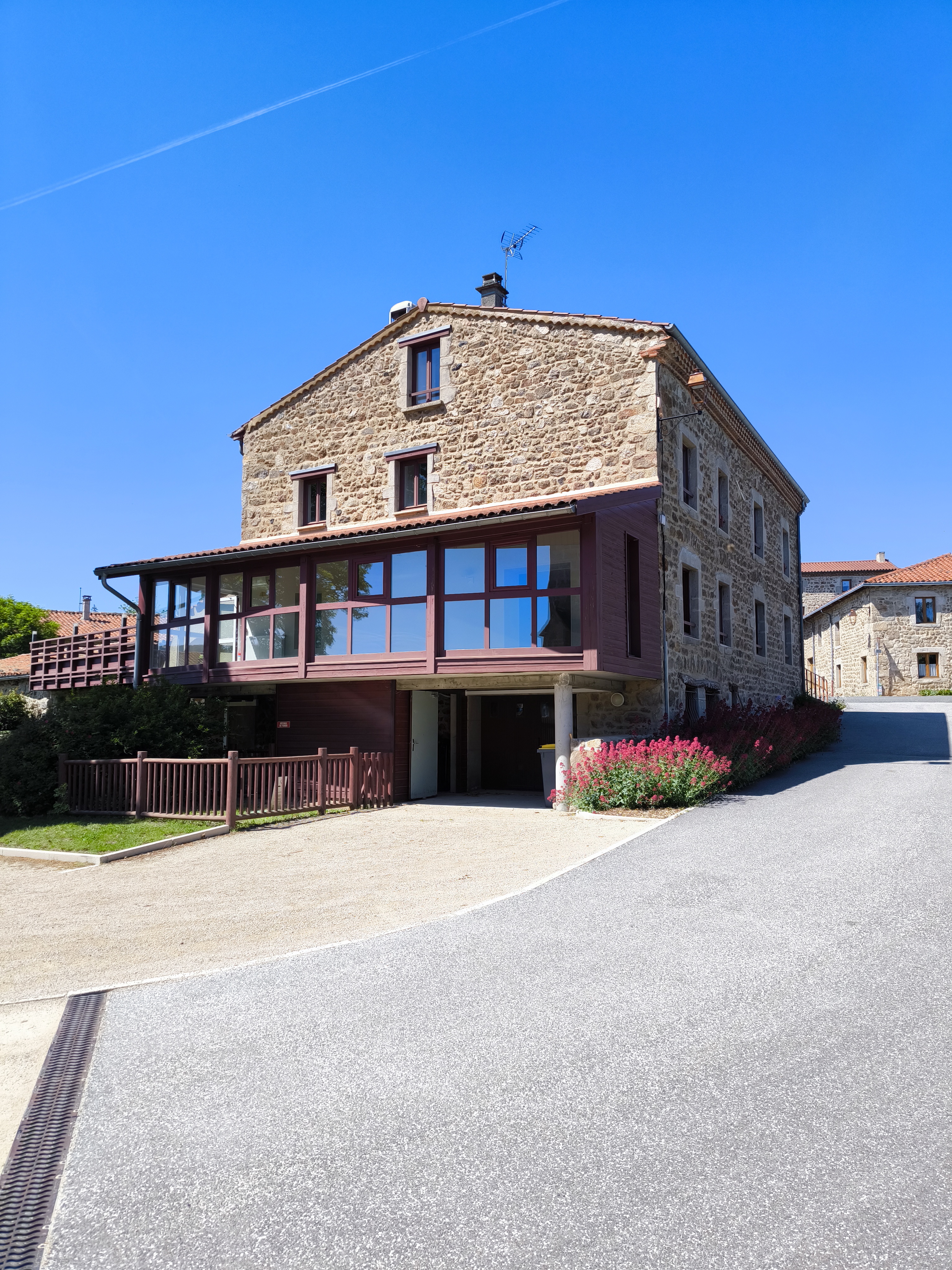 Magnifique auberge située au cœur du village vivant et dynamique de Bard, entre saint Etienne et Clermont-Ferrand dans un environnement paisible et authentique, apprécié pour sa convivialité et sa qualité de vie. Cet établissement plein de charme offre un beau potentiel avec une cuisine équipée, 2 salles de restauration dont une climatisée, un bar, une cave ainsi qu'une terrasse accueillante.
Idéal pour développer une activité de restauration, venez visiter cet établissement de caractère.

Licence IV mise à disposition

1250€ avec appartement (160m2) au dessus du restaurant.