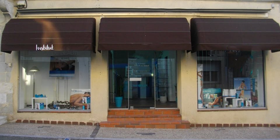 Cède mon Institut de beauté sur le grand secteur de Miramont de Guyenne (47)
Situé au cœur d’un centre ville vivant et attractif, je vous propose de reprendre l’activité immédiatement exploitable. D’une superficie de 70 m², est pensé et agencé pour le bien-être, bénéficiant d’un emplacement central, plus de 10 mètres linéaires de vitrine, d’une excellente visibilité et accessibilité, stationnement gratuit devant et à proximité de :
• 3 cabines de soins entièrement équipées
• 1 espace accueil et vente soigné, mettant en valeur les produits
Aucun travaux à prévoir.
L’institut bénéficie depuis plus de 12 ans, d’une clientèle fidèle et régulière, construite au fil du temps, et propose une offre de soins diversifiée :
• Épilations
• Soins du visage et du corps 
• Manucurie et Beauté des pieds 
• Teinture cils et sourcils 
• Rehaussement de cils 
• Vernis semi-permanent
• Lumière pulsée
• Appareil UV
Image de qualité et réputation locale reconnue, communication via Facebook
Outil de travail performant, prêt à l’emploi
Fort potentiel d’évolution pour un développement personnalisé (nouvelles technologies, élargissement de l’offre, recrutement…)
Cet institut s’adresse parfaitement à une professionnelle souhaitant s’installer dans un environnement dynamique pour exercer en toute sécurité et développer une activité complémentaire si elle le souhaite dans un lieu déjà reconnu.
Possibilité d’être accompagné à la reprise par un conseiller de la Chambre de Métiers et de l’Artisanat du Lot-et-Garonne