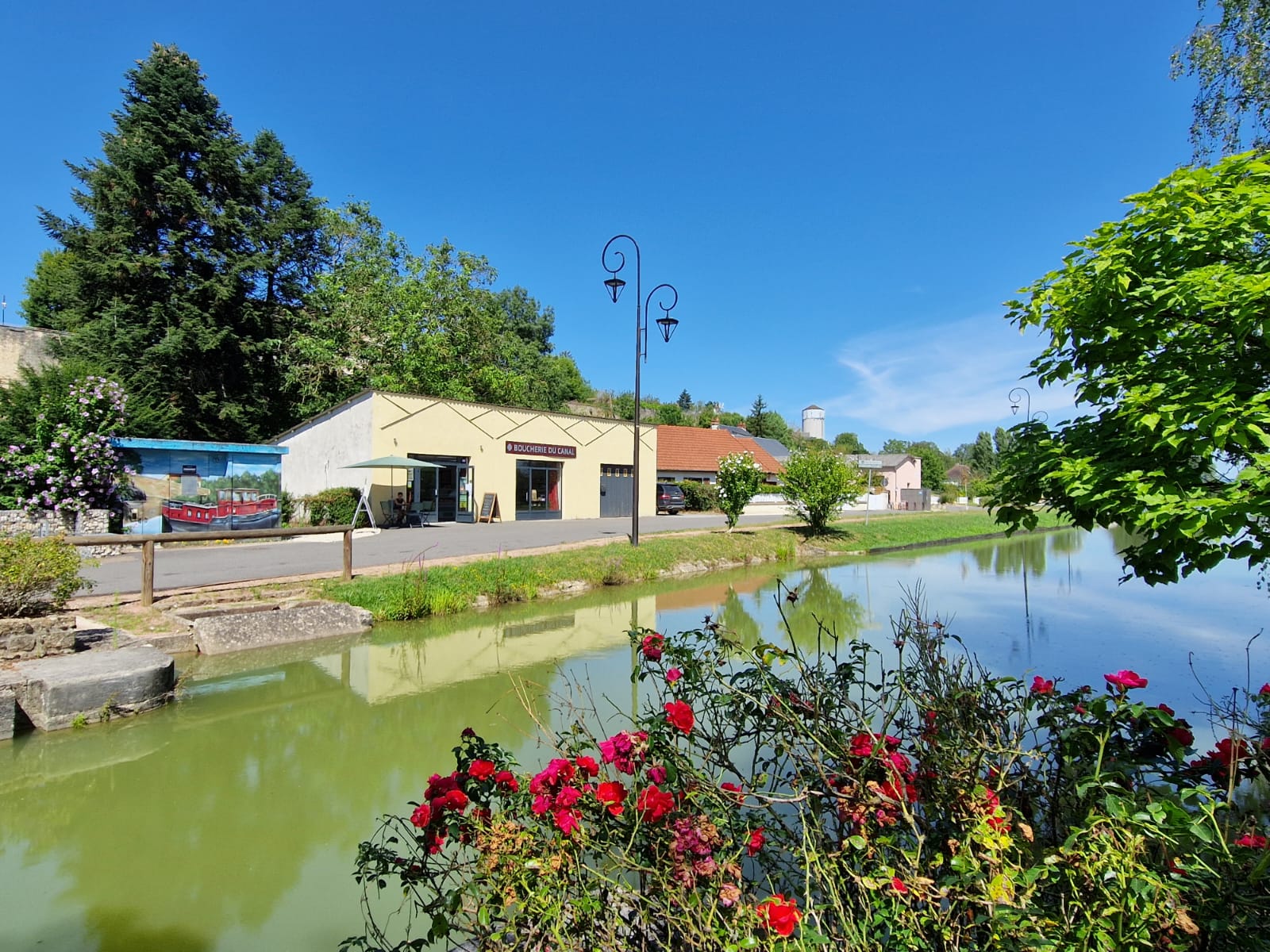 Fond de commerce à vendre à Cercy la Tour.
Boucherie charcuterie traiteur à emporter.
Site internet avec vente en ligne, clé en mains.
Cette Boutique climatisée en parfait état, saura accueillir tous les projets de son prochain propriétaire.
Commerce de très bonne renommée, clientèle fidèle. Se trouvant au bord du Canal du Nivernais et du Vélo route (fort potentielle touristique). Pas de salariés à reprendre
le local se compose
- d ' un magasin climatisé de 70 m2 avec vitrine
L' arrière boutique de 80 m2 se compose
-1 chambres froide
-laboratoire de charcuterie , boucherie avec matériel
- un bureau
- une réserve / garage
- Emplacement stratégique avec un parking dédié pour l'accueil des clients
Loyer de 600€ht mensuel
Horaire ouverture 7h30 13h00 et 15h00 19h du mardi au samedi , dimanche 8h00 12h00 et fermé lundi et mercredi après-midi.
Bon CA

C’est une belle opportunité pour un professionnel souhaitant s’installer rapidement dans un cadre magnifique, avec une clientèle fidélisée et un emplacement de premier choix. Idéal pour un couple.