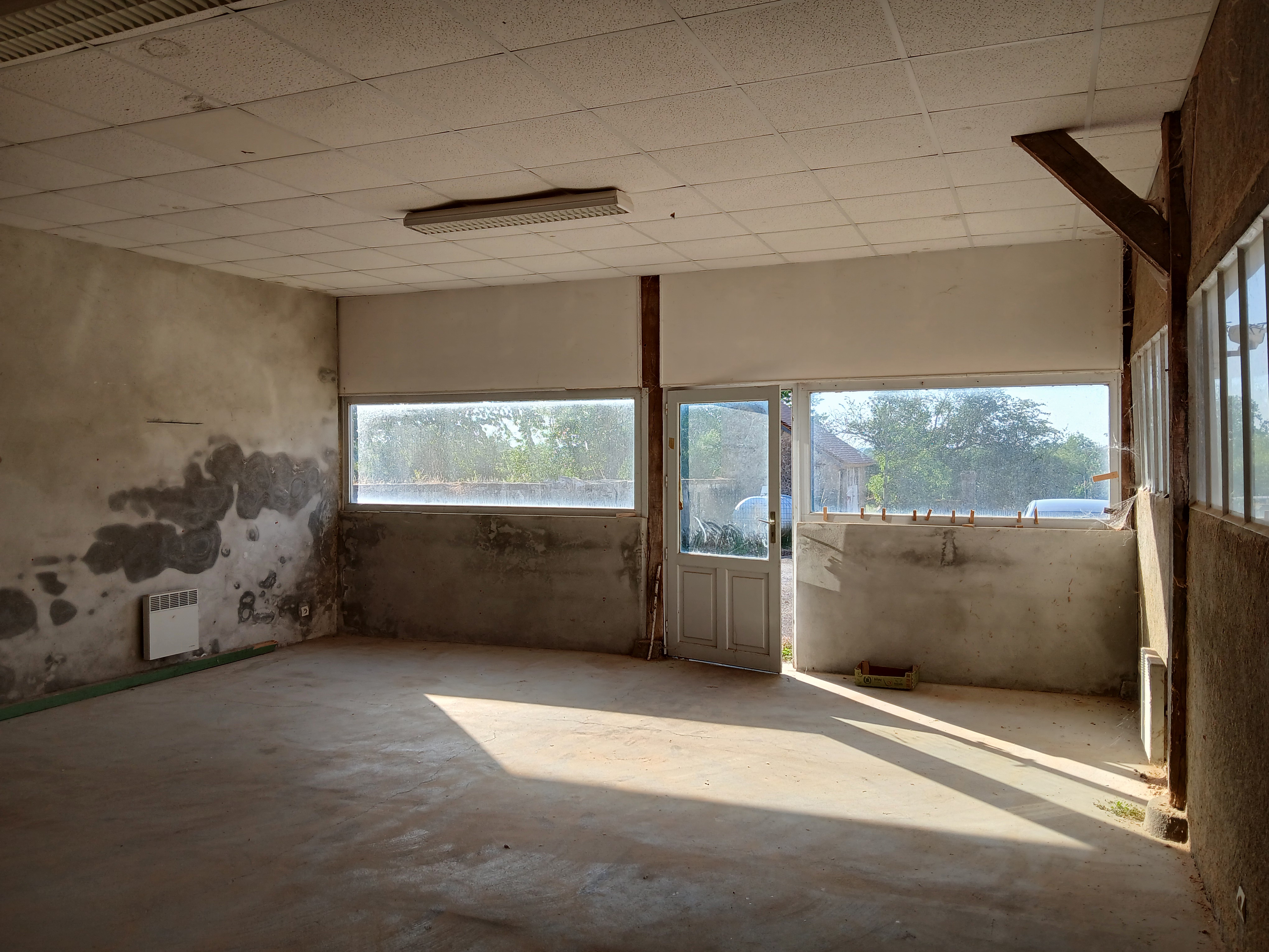 ATELIER A LOUER – SAINT-PLAISIR (03160)

La mairie de Saint-Plaisir propose à la location un atelier situé dans un hameau de la commune. 
La pièce principale d’environ 50 m2 est lumineuse et permet d’envisager l’installation d’une activité de type artisanale ou artistique. 
Elle dispose de 2 pièces à l’arrière pouvant faire office de stockage et rangement. Parking sur place dans la cour commune aux habitations voisines.

Conditions de location : 70 € par mois sans les charges.

Cette opportunité vous intéresse ?
Contactez le Lieu Unique d’Accueil de Communauté de Communes du Bocage Bourbonnais pour candidater : e.prevault@ccbb.fr / 07 64 35 62 34