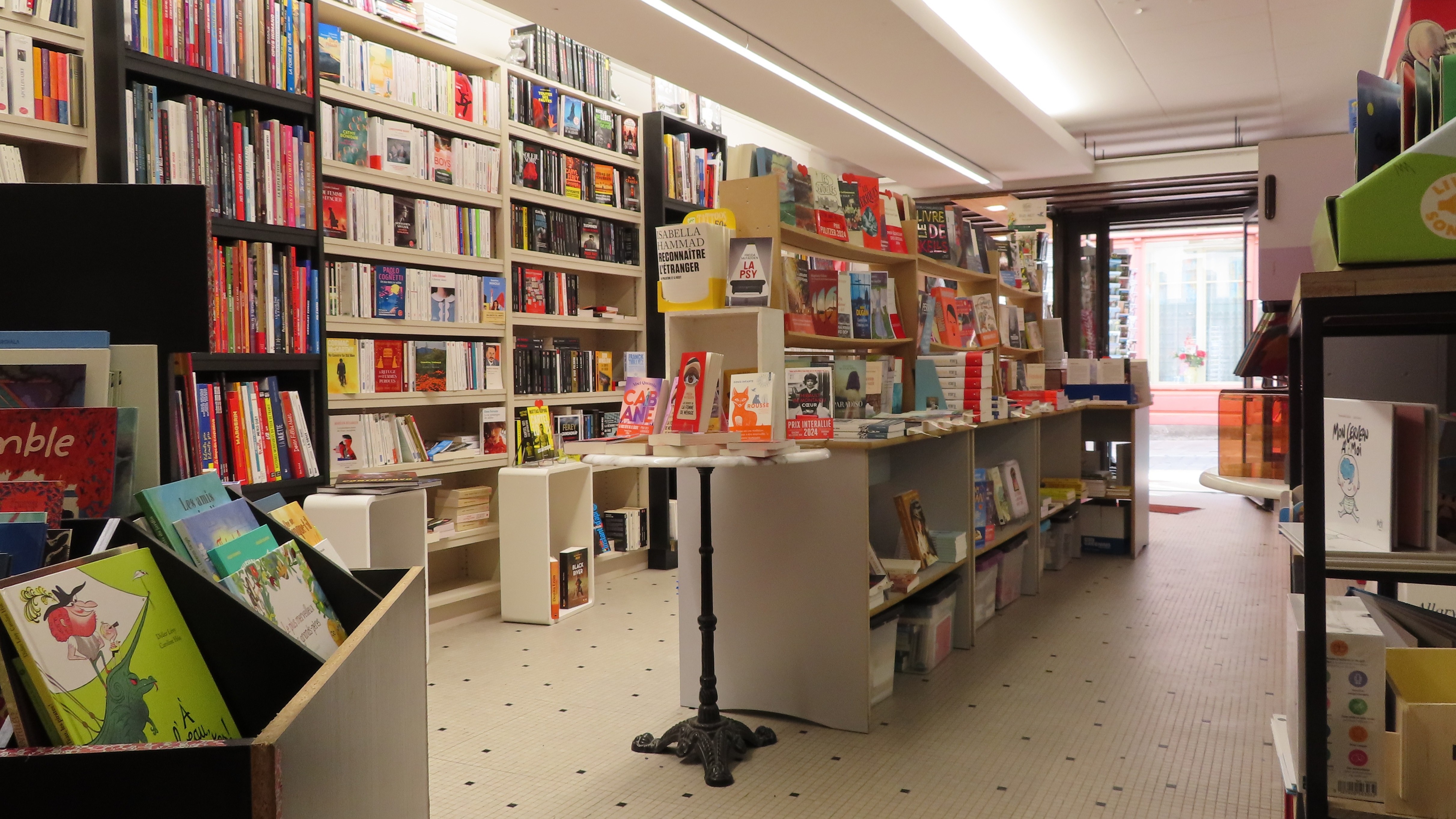A reprendre, cause retraite, une librairie indépendante généraliste idéalement située en cœur de bourg (environ 5000 habitants) tout en étant à proximité directe de l’A75 reliant Clermont-Ferrand à Béziers.
 
Implantée depuis plus de 30 ans, la librairie bénéficie d’une belle notoriété. Elle représente pour sa clientèle fidèle et variée un véritable lieu de convivialité et d’échanges. Plusieurs évènementiels culturels sont organisés chaque année par la librairie : cafés littéraires, salon du livre. 
Le magasin, entièrement agencé, dispose d’une surface de vente de 97 m² qui permet de proposer une offre complète : littérature, polar, jeunesse, BD, ouvrages « pratiques », ouvrages scolaires, naturalistes et régionaux ainsi qu’un espace papeterie – jeux pour enfants.

Aucun salarié à reprendre. Affaire idéale pour 2 associés. Possible accompagnement des repreneurs.