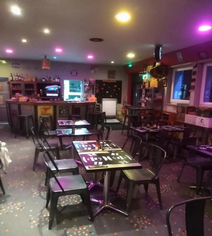 Je vends rapidement à contre coeur, suite à problèmes de santé importants et prise de retraite mon fond de commerce restaurant bar licence 4, négociable au niveau du prix, car deux options peuvent être envisagées suivant votre projet. Situé en Corrèze touristique, sur la route du Barrage de Bort-Les-Orgues et du Chateau De Val, très fréquentée l'été par les motards, mais également durant toute l'année et plus spécialement en périodes de vacances été comme hiver, par une clientèle locale des proches alentours et touristique régulière. Cet établissement dont la thématique actuelle est orientée US et MEX ambiance musicale avec système ordinateur enceintes intérieures et extérieures pour l'été, propose de très nombreuses spécialités culinaires incontournables une carte de boissons bières et vins liées au thème actuel, mais Le style du restaurant peut tout à fait être changé suivant vos désirs c'est ce que j'ai fait lors de l'achat à l'époque. Tout le matériel Salle Bar Terrasses Cuisine toilette etc est en très bon état de fonctionnement, suivi par professionnels et prêt à fonctionner sans aucun travaux ni aménagements supplémentaires si vous conservez le style actuel, à part apporter votre touche personnelle ou éventuellement du matériel pro qui pourrait vous manquez suivant votre personnalisation et votre style de restauration. Des avantages financiers s'ajoutent à cette affaire, loyers conditions d'accès, etc. Bail neuf. Doté d'un véritable appartement de fonction de 90m2 situé au dessus du restaurant, avec avantages financiers disposant d'une cuisine américaine équipée 2 chambres 1 bureau etc Restaurant Surface salle environ 70m2 moyenne 35 couverts cuisine et plonge séparées de 30m2 réserve 150m2 deux grands garages parkings privés deux terrasses de 20 couverts chacune modulables, plus terrasses bar tapas. Restaurant aux normes hygiène sécurité et accessibilité. Idéal pour couple de professionnel (Normes HACCP et Permis d'exploitation Licence 4 en cours de validité ou prête à être obtenue) Un plus pour montage financier. Toute personne me contactant pourra être redirigé vers la CCi de la Corrèze qui pourra vous aider à obtenir des aides de région, montage de dossiers etc. Affaire saine sur tous les points. Cordialement