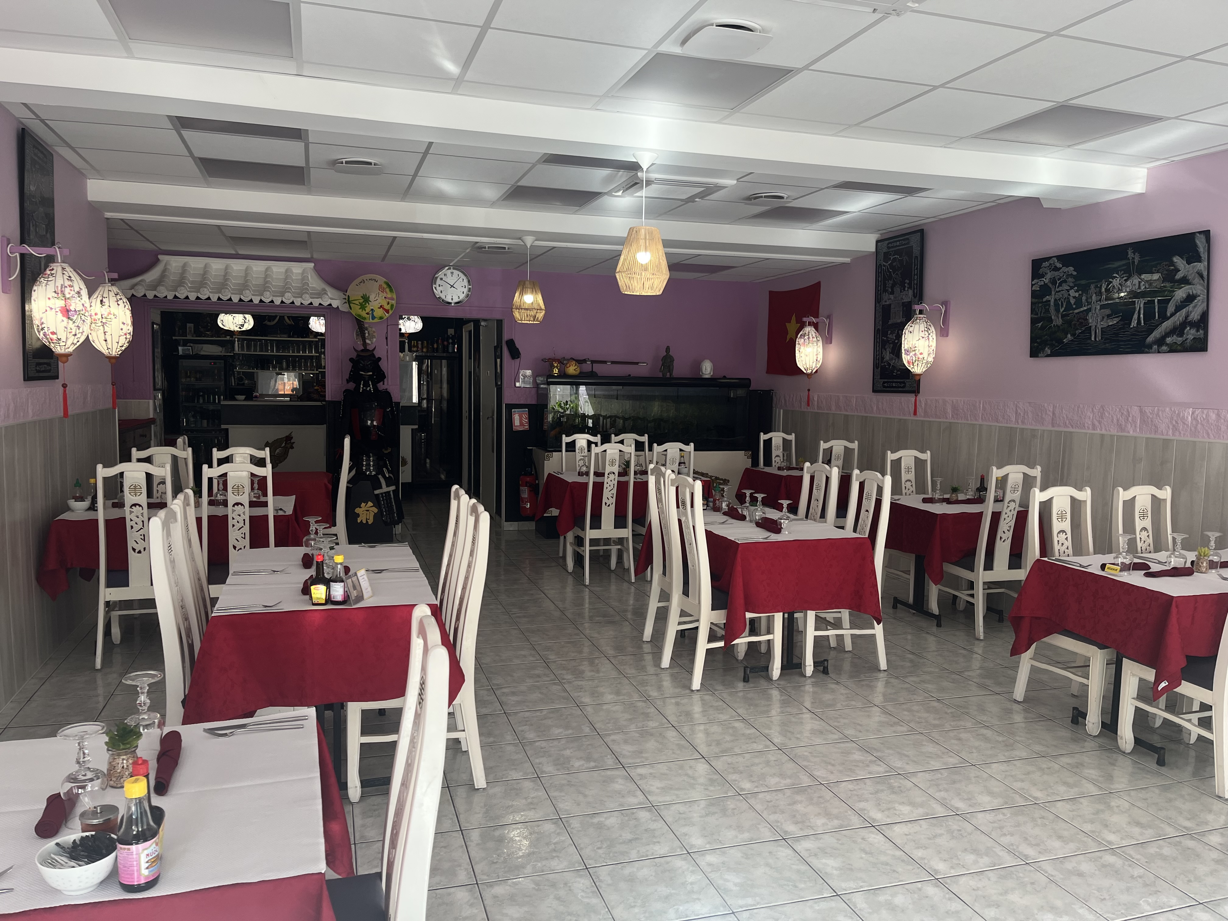 Vente fond de commerce 
restaurant traditionnel asiatique avec une façade de 6 mètres linéaires,   bénéficie d'une bonne visibilité.la salle climatisée de 44 m² permet d'accueillir 35 couverts,
laboratoire cuisine de 15m² un établissement prêt a l'exploitation.
Paray le monial, située en Saône-et-Loire, elle doit sa renommée a sa basilique su 
sacré-cœur, joyau de l'art roman clunisien, qui attire chaque année des milliers de pèlerins et des visiteur  du monde entier.
située à proximité de villes comme Macon , Chalon-sur-Saône et Roanne.
Paray le monial est bien desservie par des axes routiers et ferroviaire.