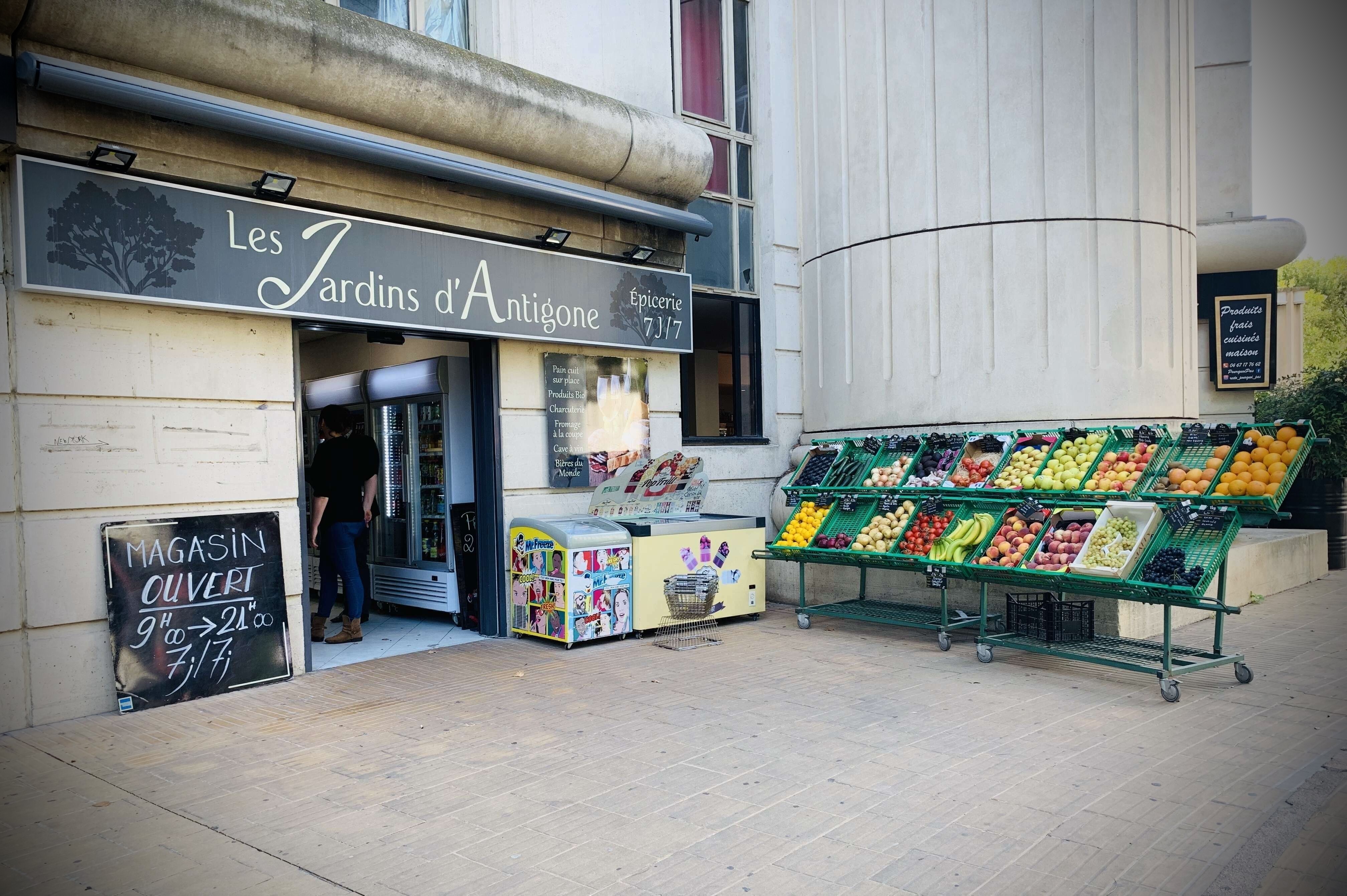 Épicerie fine dans quartier populaire de Montpellier.
Bail à céder avec possibilité de faire une terrasse.