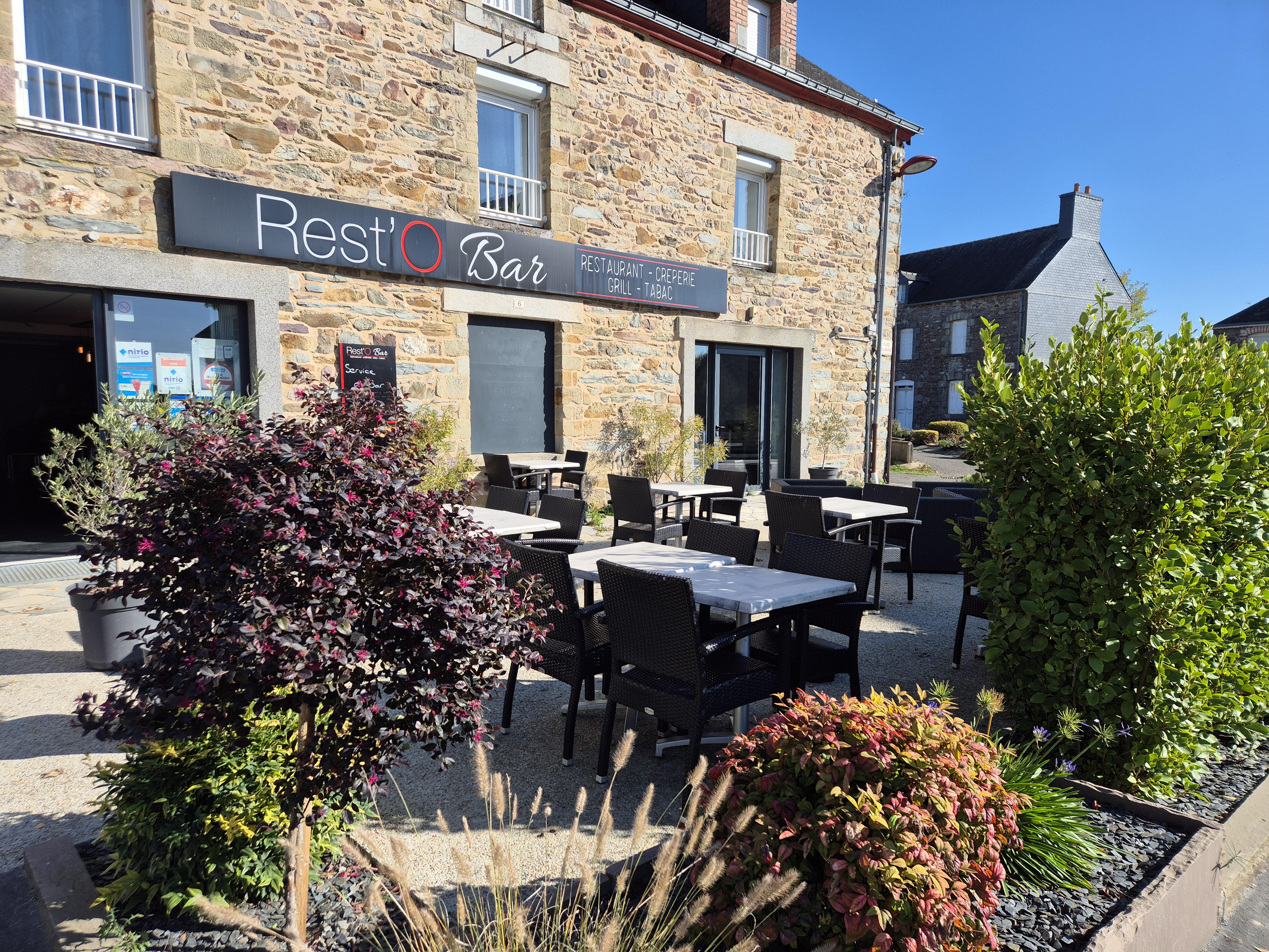 Commerce multi-services au centre du village, et situé sur l'axe principal, bénéficiant d'une belle visibilité.
Actuellement géré en bar, tabac, restaurant, FDJ, Nickel, relais postal, ... , et présentant un fort potentiel à développer.
Murs appartenant à la mairie, y compris Licence IV, logement fonctionnel situé à l'étage, loyers modérés.