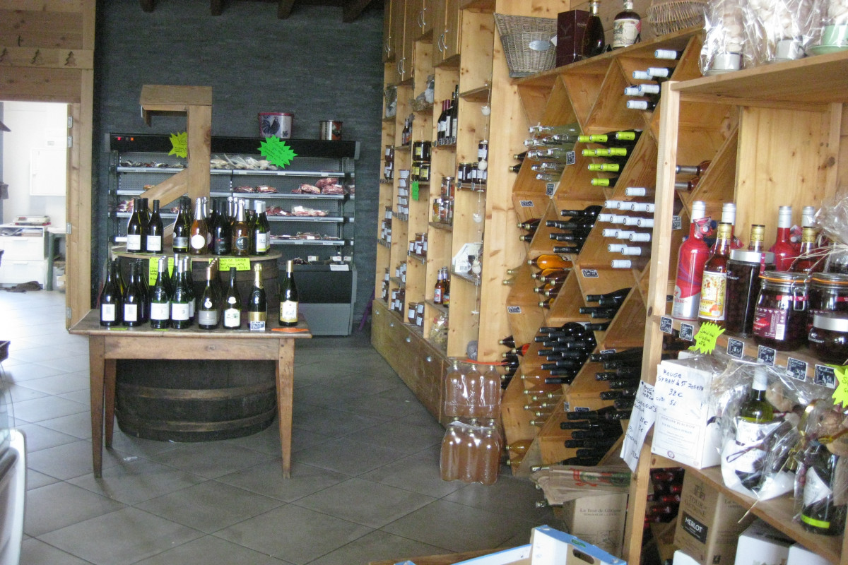 Belle opportunité En Isère,dans Vallée du Grésivaudan entre les 7 Laux et St Hilaire du Touvet; mi chemin entre grenoble et Chambery (25 km) situé à  Tencin Une Epicerie traiteur...
Situé sur le parking d'un centre commercial avec supermarché, Essence, magasin Bio, Boulangerie, Bar à bière, Brasserie....
Venez vivre une nouvelle expérience...
Magasin traiteur, plats à emporter, viande, charcuterie, Fromage, épicerie fine, vin...
Chiffre d?Affaire en constante augmentation, ouvert pendant le confinement.
 Local de 100m2 dont réserve de 20m2 et cuisine de 25m2, le reste en espace de vente.
Idéal pour la continuité ou plus : Boucherie, épicerie, Restaurant....