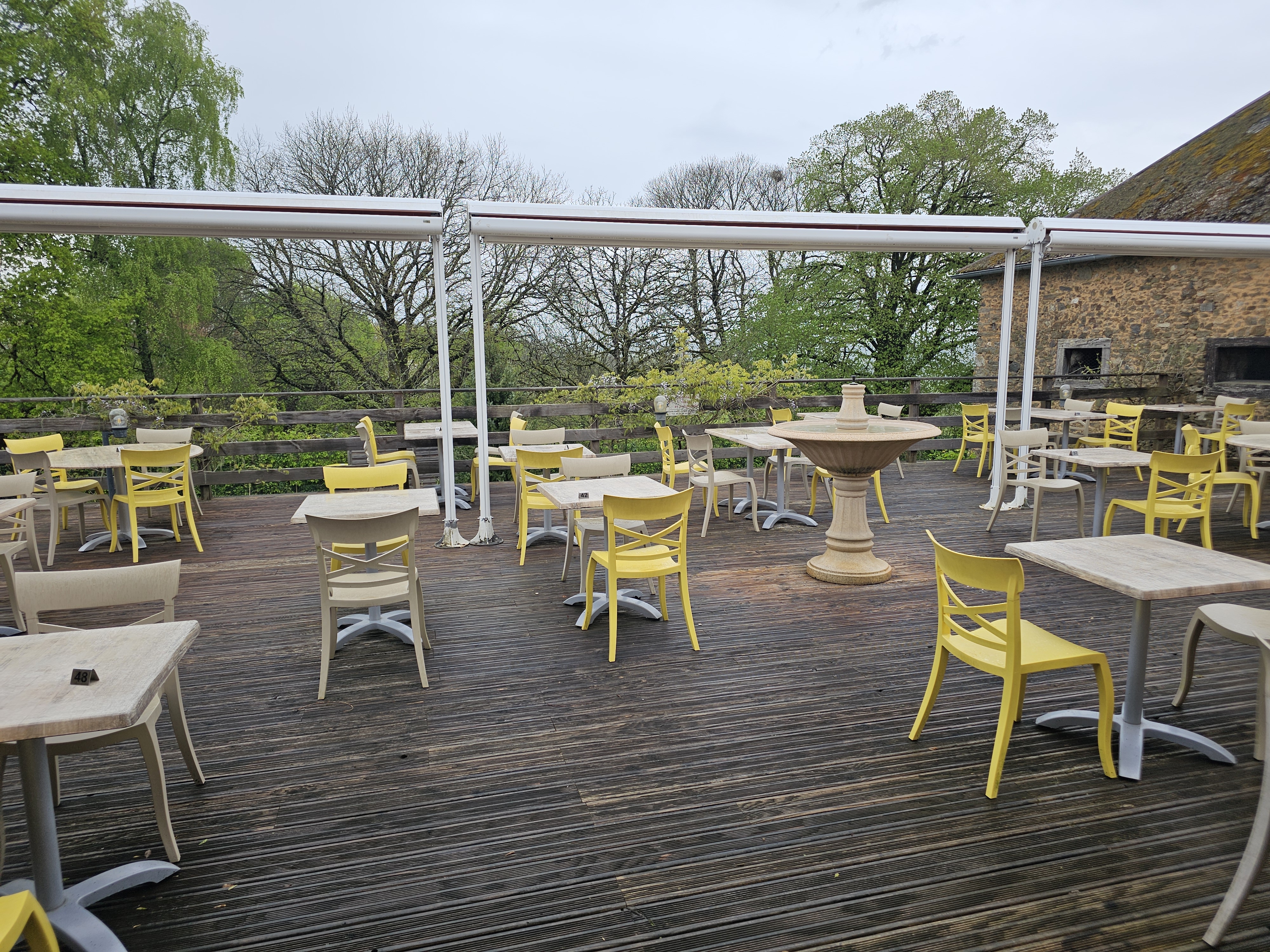 Vends (cause retraite) fond de commerce bar restaurant licence 4 avec les murs 
Très belle affaire à reprendre située sur un axe passant proche de pompadour (cité du cheval)
Établissement construit à neuf en 2011
Cuisine 50m2 environ 2 salles 1 sous verrière terrasse de 55 places 
Aucun travaux à prévoir 
A l'étage bureau et salle de bains existants et possibilité d'aménager un plateau 85m2