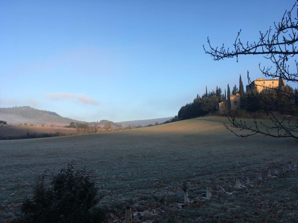 Le Café de Serres (11 190) en Haute-Vallée de l'Aude cherche repreneur-se, pour un nouveau départ !

Au cœur du pays Cathare entre Corbières et Pyrénées, ce secteur touristique offre de nombreuses activités : thermalisme, randonnées, gastronomie occitane et catalane, route des vins, histoire romaine, cathare et templière, spéléologie, escalade, sports en eaux vives, forteresses royales…

Depuis 2009, le Café de Serres a accueilli concerts, spectacles de théâtre ou cabaret, scènes ouvertes, apéro-concerts, conférences, expositions et soirées conviviales ou débats à thème : une cinquantaine d’événements par an, pour une jauge de 70 en intérieur et 150 en terrasse.

Les principales surfaces exploitables sont : la salle café-restaurant avec sa belle cheminée et un espace bar 75 m², la terrasse 120 m², la cuisine professionnelle équipée et fonctionnelle et ses annexes 40 m².
Proche du lac et du château d'Arques, le bien comporte au premier étage un hébergement de 3 chambres qui peuvent être exploitées en chambres d'hôtes pour une capacité de 8 couchages et au deuxième étage un espace privatif de 60 m².

Le site dispose également d'une terrasse ombragée, d’un bel espace de verdure et d’un potager bio avec son accès à la rivière.
La licence IV et le matériel professionnel sont compris dans le prix de vente.

Dans le cas d'une reprise d'activité en programmation artistique, nous pouvons vous accompagner afin de faciliter la reprise.

Idéal pour des personnes en quête de changement professionnel et de grands espaces !