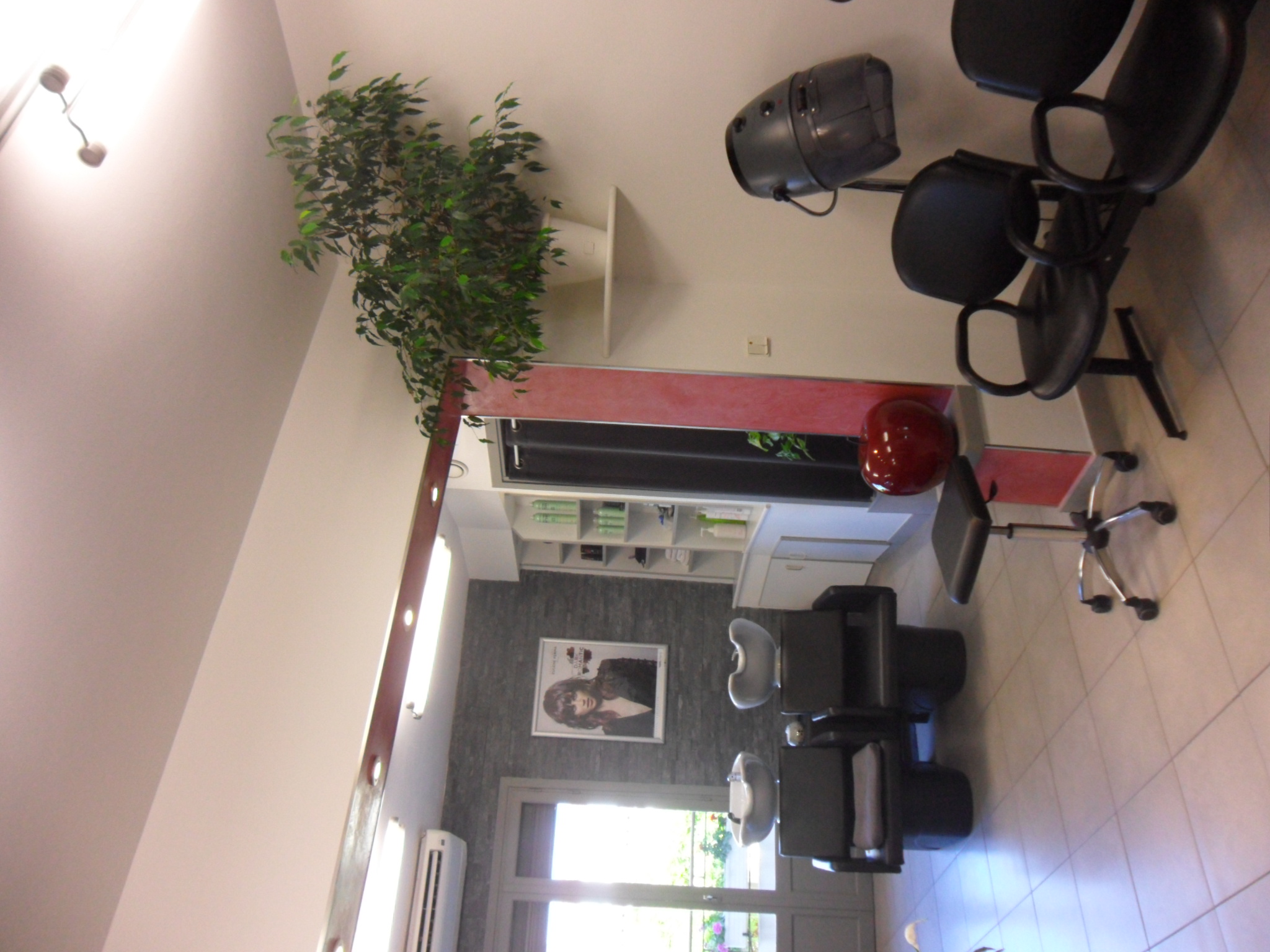 Bien commercial.Situé en plein coeur du village,à 10 km du centre de Nice,face à la mairie et à coté de la pharmacie donc bénéficiant d 'une bonne visibilité,ce local commercial d' une superficie de 48 M2 est actuellement exploité en salon de coiffure et boutique de produit de beauté mais le bail permet toute autre activité.
Le local est en bon été général et dispose d 'une terrasse privative.
Atouts :
emplacement stratégique,fort passage piéton et visibilité maximale.

Local polivalent est bien entretenu

Possibilité d' adpter l' activité selon vos besoins.
PRIX DE VENTE:50 000 Euros
Loyer mesuel :853 euros HT/HC
Ideal pour lancer ou dévelloper votre activité commerciale dans un environnement
dynamique.