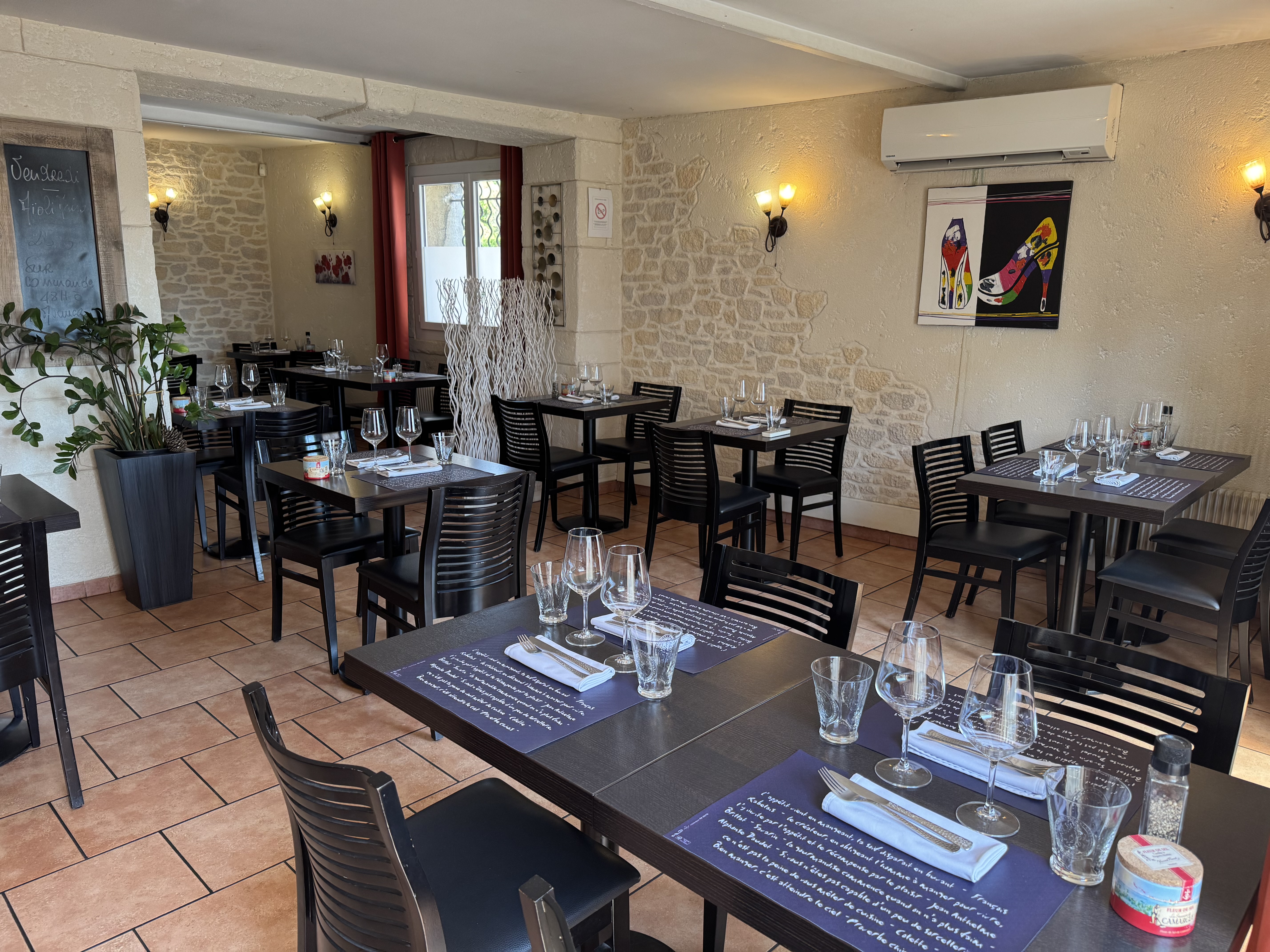 Restaurant d’une capacité de 40 couverts en centre-ville, idéal pour couple.
Pas de terrasse mais climatisé.
Contact pour renseignements uniquement par mail !