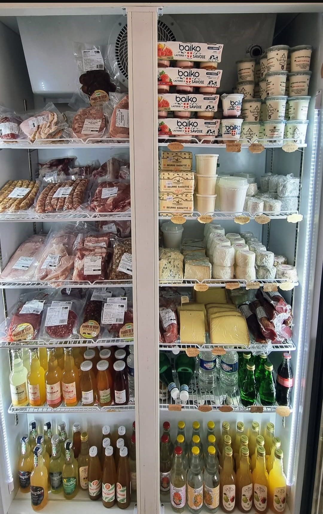 vend fond de commerce atypique sur la commune de Palinges, en Saône et Loire
Epicerie comptoir spécialisée en produits locaux et fermiers, gâteaux maison et petite restauration.

- vente de produits locaux et fermiers frais et secs
- salon de thé, brasserie et petite restauration
- surface de vente de 53 m2
- belle terrasse faisant le tour du bâtiment.
- commerce situé sur l'axe de l'euro velo6
- commerce labelisé "accueil vélo"
- belle perspective de développement,  affaire saine
- CA en augmentation 
- la clientèle fidèle locale et touristique 
- bail 3/6/9 se terminant en novembre 2027
- documents comptable fournis si engagement sérieux 
- parking attenant à la boutique 
- reprise idéal pour un couple motivé et dynamique.
- banque froide, vitrine réfrigérée
- mis en relation et accompagnement gratuit du service financier du grand charolais pour la prise en main de l épicerie et les aides/subventions pouvant être octroyées.