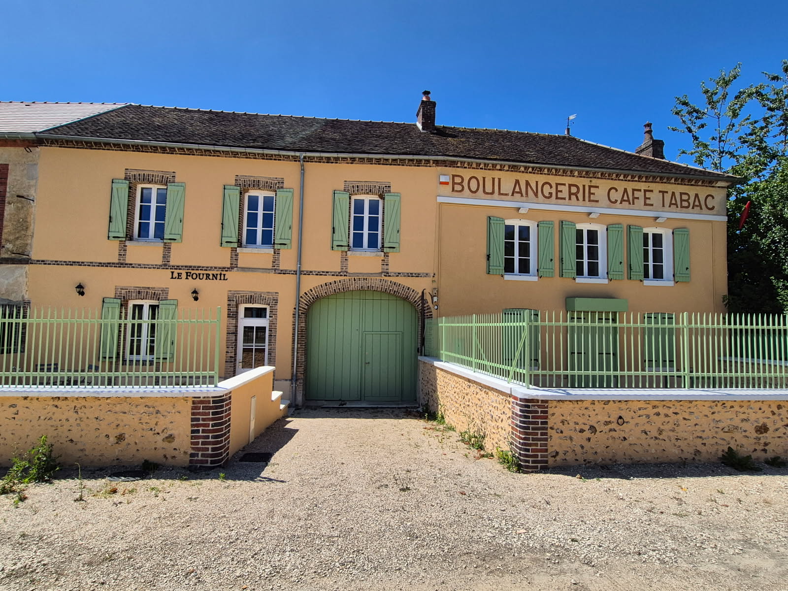 Au cœur de la Forêt d’Othe, dans l’Yonne à 1h30 de Paris, la commune de VILLECHETIVE, 270 habitants, recherche suite à la cessation d’activité de l’exploitant précédent une personne dynamique pour la reprise d’un bar-tabac avec petite restauration, Française des Jeux, colis.
Cuisine professionnelle équipée avec bar + salle + terrasse + cave
Possibilité de logement à l’étage
Loyer très raisonnable (commerce situé dans un bâtiment communal)
Faible investissement à prévoir

Conditions d’exploitation :
•	La commune étant propriétaire de la licence IV, prévoir une formation obligatoire pour son exploitation,
•	Droit d’entrée de 5 000 €, correspondant à la valeur du matériel,
•	Une formation sera demandée par la Française des Jeux,
•	Une formation obligatoire sera également à effectuer pour la vente de tabac

Opportunité pour un entrepreneur de développer son activité en milieu rural avec le soutien de la municipalité