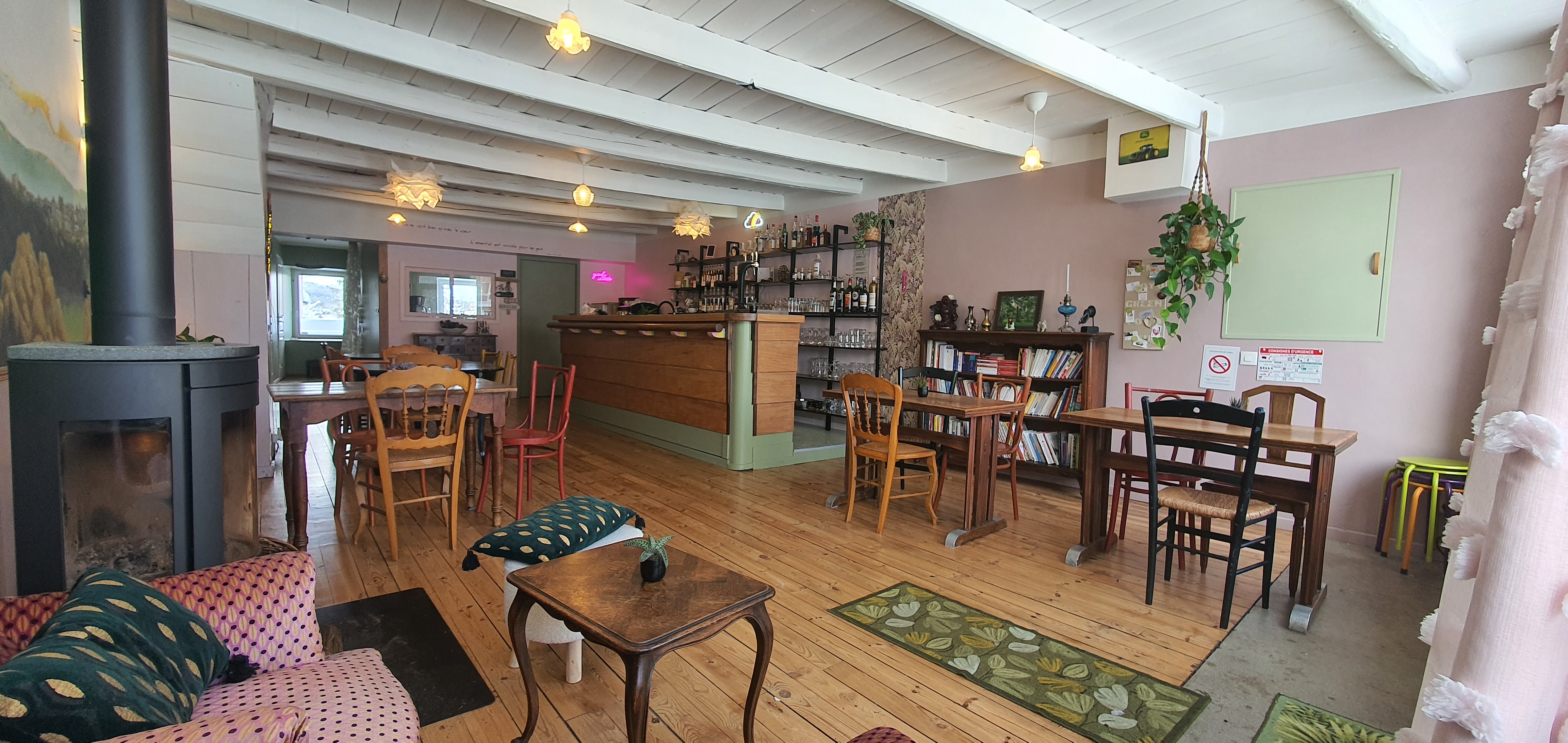 Fay Sur Lignon, Haute-Loire, bourg vivant avec poste, pharmacie, boulangerie, ecole primaire, épicerie bio et locale et restaurant, au croisement de nombreux chemins de randonnées (5 GR dont compostelle) et dans un environnement naturel préservé.
Secteur touristique très demandé proche des Estables, du Mont Mézenc et des Monts d'Ardèche.

idéalement située dans le centre du village, l'ensemble type maison de village d'environ 150 m2 hab. et 1100m2 de terrain à l'arriere.
au rdc un café bar petite restauration déjà agencé sur 70 m2 avec cuisine semi professionnelle et terrasse 25 couverts.
À l'étage, la partie logement est composée de 2 chambres, d'un séjour/salle à manger cuisine ouverte équipée meublée, d'une salle d'eau et de WC et d'un grenier.
Au niveau du jardin environ 70 m2 de sous-sol avec cave voûtée - Prestations: Tout réseaux, fibre, couverture tuiles, isolation murs, électricité et plomberie 2017, double vitrage PVC, chauffage par poêle à bois 2024 et convecteurs électriques, VMC
Pas de fond de commerce ni pas de porte. Achat des murs avec local commercial au rdc.
Photos supplémentaires sur demande