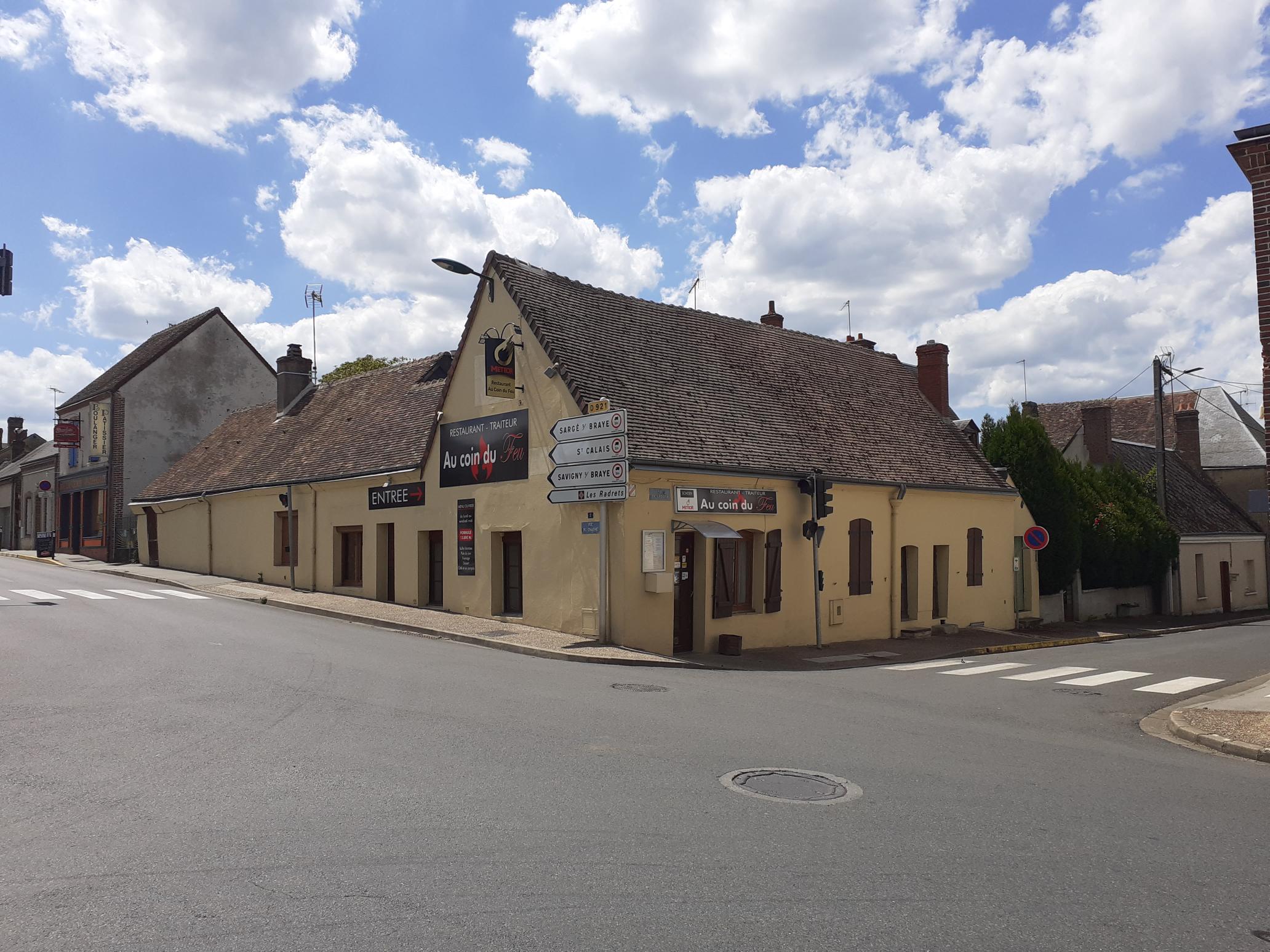 A vendre fond de commerce de restaurant traditionnel avec une formule ouvrier tous les midi du lundi au vendredi plus une activité traiteur le week-end.
Secteur ouvrier avec 3 usines tout proche. Equipement de cuisine récent (lave-vaisselle, cellule de refroidissement, réfrigérateur, congélateur...). Au bar même chose la machine a café, la pompe a bière et la caisse sont récentes. Nous sommes actuellement locataire mais le propriétaire n'est pas fermé à la vente.
Pour plus de renseignements n 'hésitez pas à nous contacter.