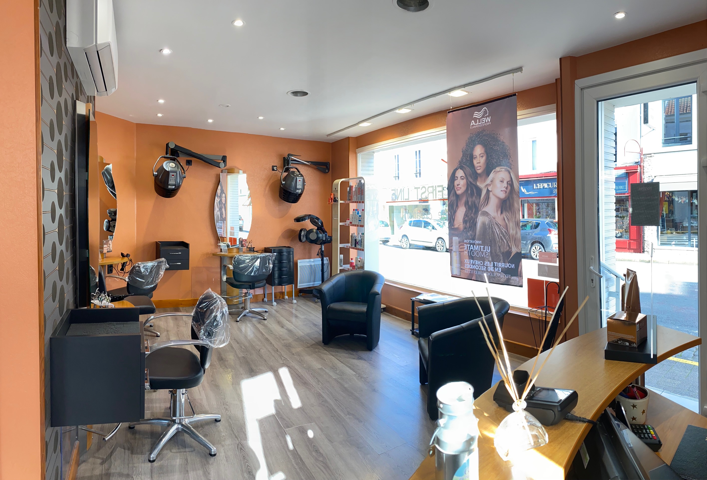 Fonds de commerce d'un salon de coiffure mixte situé en centre ville, bénéficiant d'un bel emplacement et d'une très bonne visibilité.

A vendre (pour cause de départ à la retraite) avec le matériel et le stock en cours.
Idéal pour une installation immédiate.
Clientèle fidèle et régulière.

Convivial, lumineux et climatisé, le salon d'une superficie totale de 64 m2 est parfaitement agencé (6 postes de coiffage, 3 bacs à shampoing, labo, petite cuisine, WC).
Equipe professionnelle en place : la propriétaire et 2 coiffeuses (en CDI de 24 h).

Loyer mensuel : 649,19 €

Pour plus d'informations, merci de me contacter en message privé.