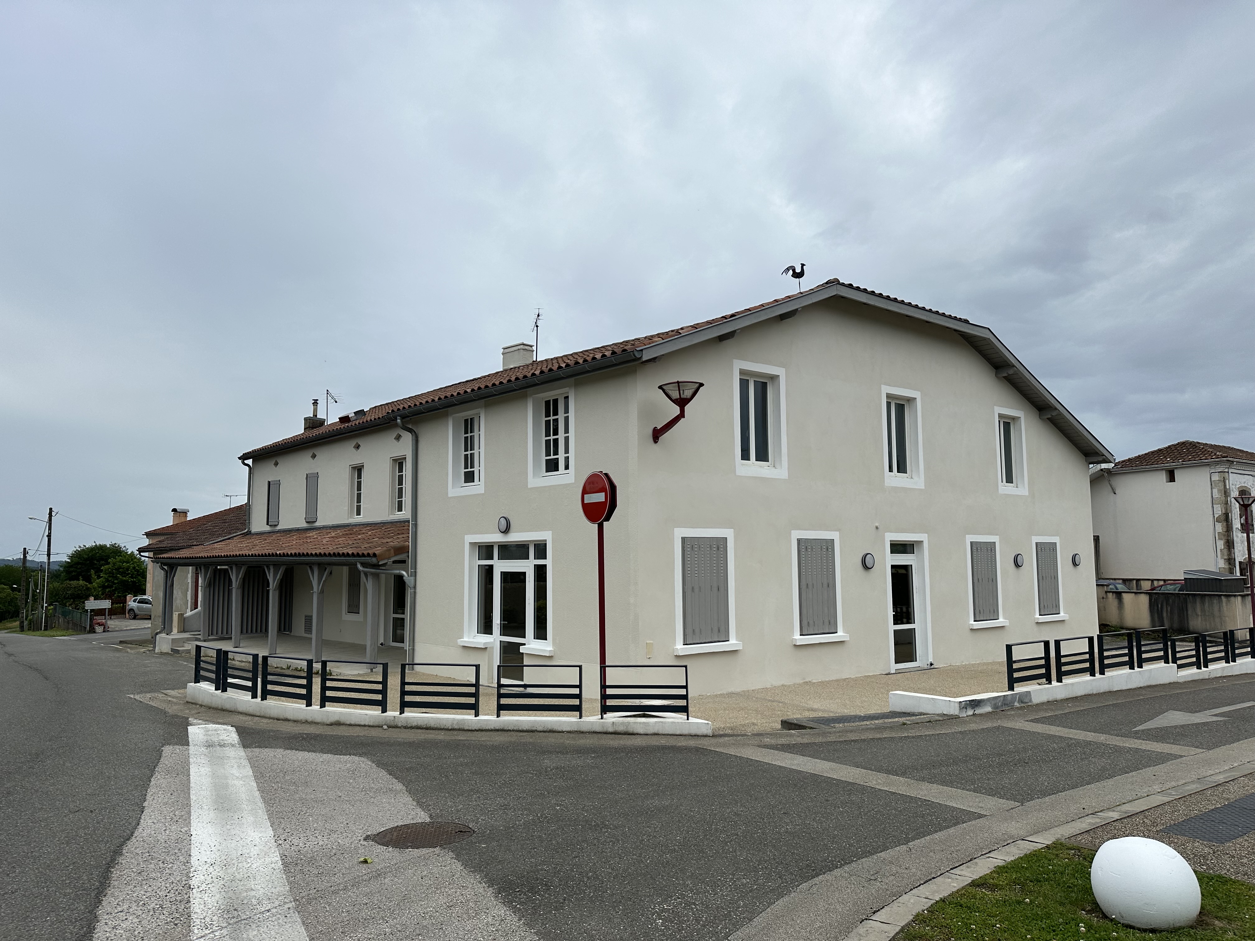 Proposition d'un bail commercial sans pas de porte.
Castelnau Chalosse , commune à une vingtaine de kilomètres de DAX, recherche son futur cafetier restaurateur. L'établissement appartenant à la Mairie a été refait entièrement à neuf et dispose d'un grand parking. Sa surface de 250m² (hors espace extérieur 40 m²) permet d'accueillir une centaine de couverts. Fermé depuis plusieurs années, il manque à la population locale et aux clients de passage. Le loyer est de 800€ HT mensuel incluant la licence IV. Les mobiliers du bar restaurant et équipements de cuisine sont à financer