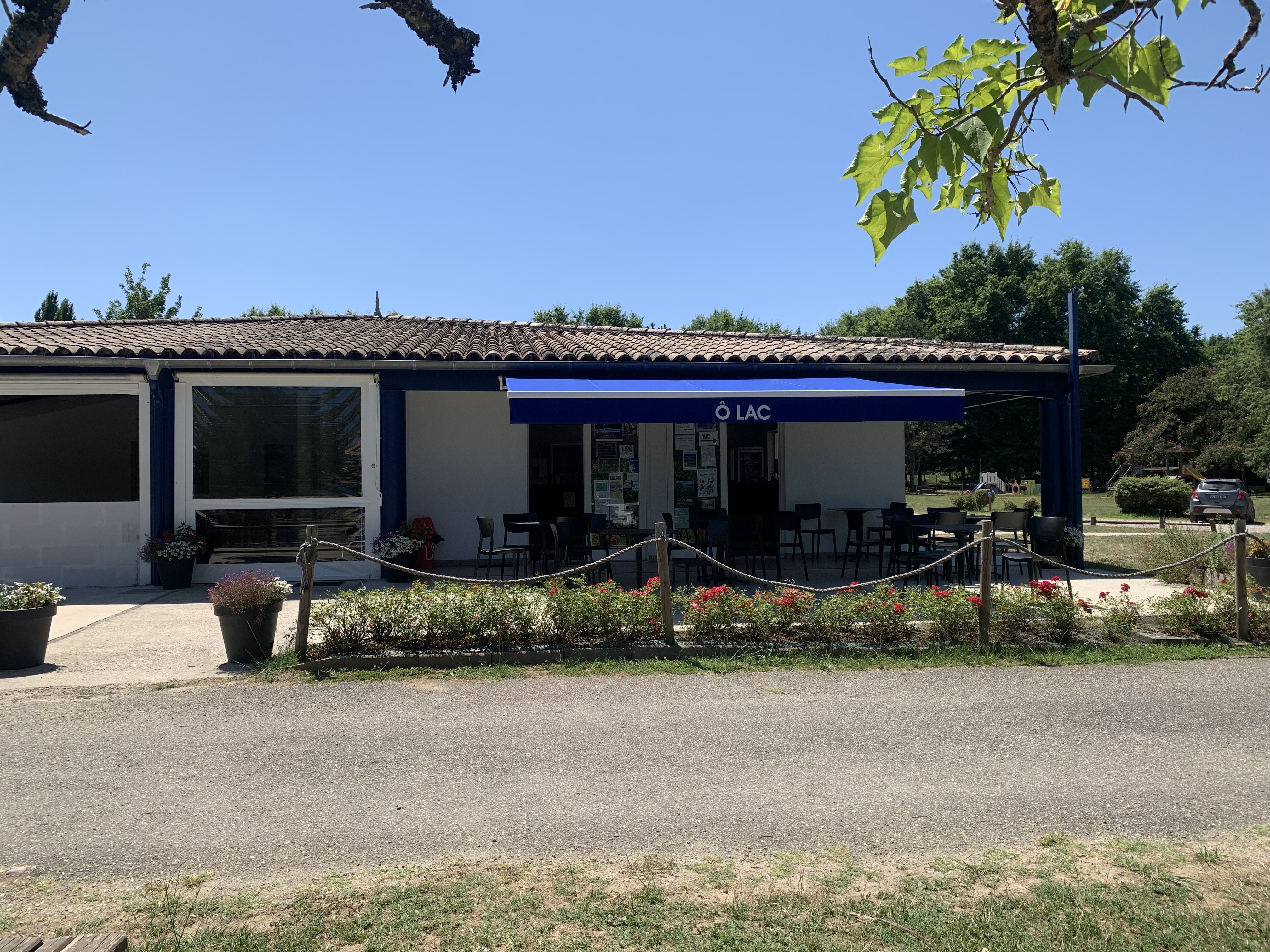 A vendre Fond de commerce Bar-Restaurant-Snack au coeur d'une halte nautique sur le canal des deux mers.
Offrez-vous une opportunité unique ! Situé dans un cadre idyllique sur la voie verte du canal, ce Bar-Restaurant bénéficie d'un flux constant de cyclistes, plaisanciers et touristes en quête d'une pause gourmande.
Les atouts :
Emplacement exceptionnel en bord de canal, face au port avec grande terrasse accueillante.
Clientèle diversifiée : locaux, voyageurs, évènements.
Cuisine entièrement équipée, espace bar convivial.
Potentiel de développement : soirées à thème, concerts, partenariats avec les activités locales, etc.
Surface totale de 600m2. Capacités de 85 couverts minimum en été.
Bail en cours.
Chiffre d'affaires stable avec potentiel de croissance.
Prix de vente : 198000€