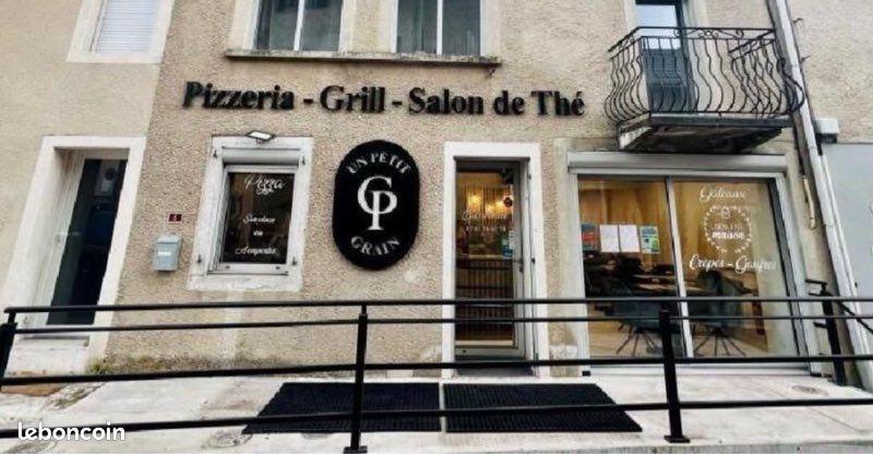 À louer, local commercial de 60 m², situé à Grandrieu (Lozère) à 20 min de Langogne et de Saugues, en plein centre-bourg, à proximité des autres commerces. Ancien restaurant, ce local refait à neuf en 2022. 
Caractéristiques : ✅ Surface : 60 m² avec arrière-boutique
et wc ✅ Refait à neuf en 2022 ✅ Ancien restaurant 20-25
places assises (possibilité d’en créer un nouveau ou autre projet) ✅ Accès PMR ✅ Climatisation, évacuation
d’eau au sol, conduit pour hotte, prise en 380,… ✅ Emplacement central, proche des autres commerces,
de l’école et de la maison médicale. ✅ Disponible immédiatement ✅ Loyer attractif : 500 € /
mois Idéal pour une activité de restauration à emporter ou sur place, commerce
de proximité, bureau ou autre.  Location des murs : 500€/mois