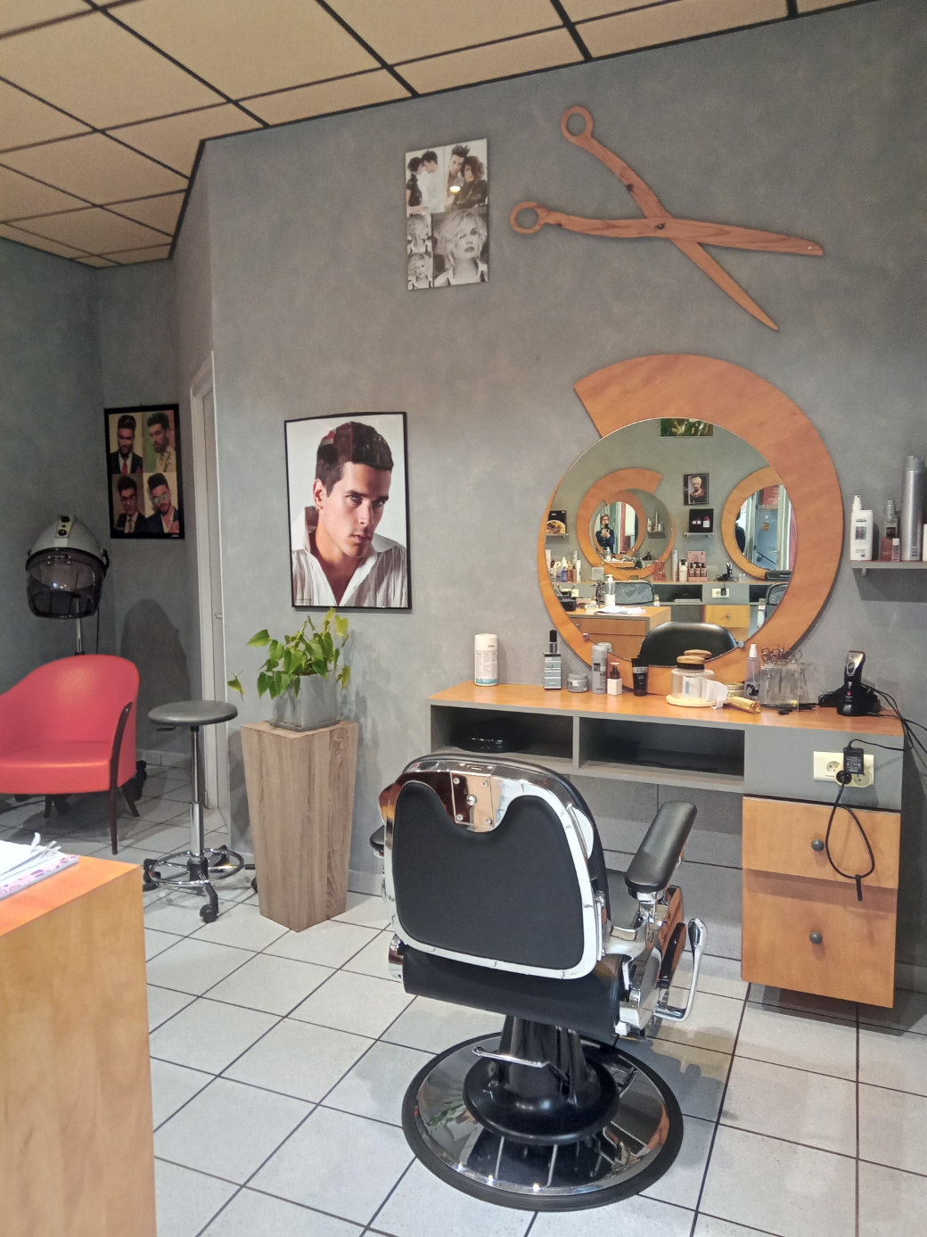Vends cause retraite, fonds de salon de coiffure mixte situé à Arnay-Duc (21230).
Belle visibilité.
Tenu depuis 28 ans avec clientèle fidèle.
Belle surface, mobilier en état.
Loyer modéré.
Une salariée 32h/sem.
Possibilité de développer.
Affaire à saisir