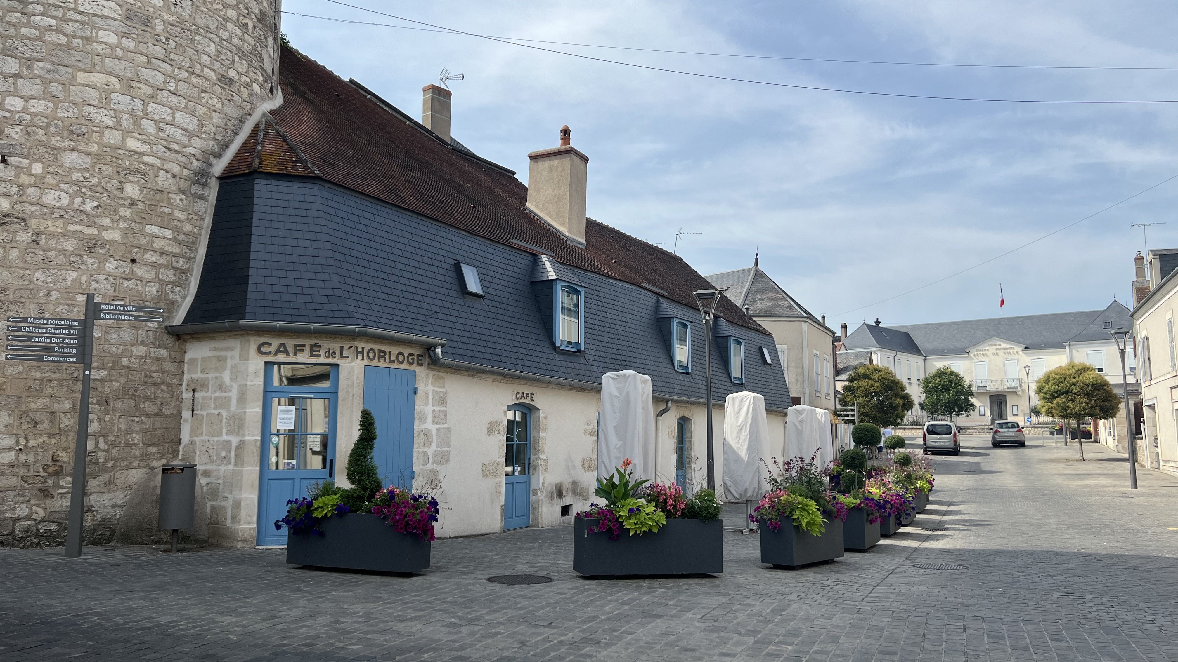 La commune de MEHUN SUR YEVRE (6 535 habitants) est une cité médiévale située dans le Département du Cher à 15 minutes de Bourges (élue Capitale Européenne de la Culture 2028) et de Vierzon, aux portes de la Sologne et des vignobles de Quincy-Reuilly. Cette « Petite Ville de Demain » est également labelisée « Plus Beaux Détours de France » et « Villes et Métiers d’Art ». 

De nombreux visiteurs viennent chaque année découvrir le patrimoine de la ville et ses musées : le Pôle de la Porcelaine et le célèbre Château-musée Charles VII. Les jardins du Duc Jean de Berry invitent à la promenade et à la détente. Ils sont accessibles par les rives du Canal de Berry, patrimoine local incontournable, qui traverse le département et rattache Mehun-sur-Yèvre aux villes de Bourges et de Vierzon grâce aux aménagements cyclables. 

De nombreux évènements animent la ville tout au long de l’année : la fête de la Rosière, le carnaval vénitien, les marchés saisonniers, la fête médiévale, le festival des Jardins en Fête, le salon des Métiers d’Art, ... Des marchés ont lieu les mercredis matin sur la place du Général Leclerc et chaque premier samedi du mois sur la place du 14 juillet, deux places situées à quelques pas du Café de l’Horloge. 

Plusieurs offres d’hébergements (hôtels, gîtes, chambres d’hôtes, aires de campings-car et camping municipal) et de transports collectifs et individuels (vélo, train, bus, navette gratuite «Vitabus»…) favorisent l’accueil et la venue des touristes dans la ville. 

Son patrimoine, son dynamisme événementiel et associatif, ses infrastructures culturelles, de transport et d’hébergement et sa proximité immédiate avec la ville de Bourges, font de Mehun-sur-Yèvre une ville très attractive (https://www.ville-mehun-sur-yevre.fr/).

Dans cet environnement privilégié, la Ville de MEHUN SUR YEVRE est propriétaire des locaux dits « Café de l’Horloge » sis 1 Place Jean Manceau, au cœur du quartier historique de la ville et à proximité des commerces du centre-ville, ainsi que du fonds de commerce de CAFE BAR PETITE BRASSERIE, exploité dans ce local, qui comprend : 
•	L’enseigne et le nom commercial « CAFE DE L’HORLOGE »,
•	La licence de quatrième catégorie,
•	Le matériel et le mobilier commercial servant à l’exploitation du fonds, 
•	Le droit à l’occupation des locaux dans lesquels le fonds est exploité.

L’ensemble du Café de l’Horloge a été récemment réhabilité et répond aux normes liées à son exploitation. Il comprend au rez-de-chaussée un espace bar et une salle de restauration pouvant accueillir 18 couverts, à l’étage une salle de restauration pouvant accueillir 26 couverts et une terrasse sur le domaine public communal pouvant accueillir 24 couverts.

Aujourd’hui il est fait appel à manifestation d’intérêts en vue de la conclusion d’un contrat de location-gérance de fonds de commerce pour l’exploitation de cet établissement.

I - IDENTIFICATION DU PROJET 

Conclusion d’un contrat de location-gérance du fonds de commerce de CAFE BAR PETITE BRASSERIE situé et exploité à MEHUN SUR YEVRE (18500) dans les locaux du « Café de l’horloge » 1, place Jean Manceau.

Contrat consenti pour une durée du 3 ans renouvelable sur décision expresse du bailleur. 

Redevance forfaitaire mensuelle de 750 € HT (non actualisée durant les 3 années de location).


II – MODALITES DE DEPOT DES CANDIDATURES

Si vous souhaitez faire acte de candidature, nous vous invitons à adresser un mail en ce sens à l’adresse suivante :  service.marche@ville-mehun-sur-yevre.fr en précisant vos coordonnées.

Les caractéristiques de la consultation, notamment le cahier des charges et ses annexes ainsi que la déclaration de candidature, vous seront alors retournés par mail dans les meilleurs délais.

La date limite de dépôt des dossiers de candidature complétés par les candidats est le vendredi 20 septembre 2024 avant 12 heures