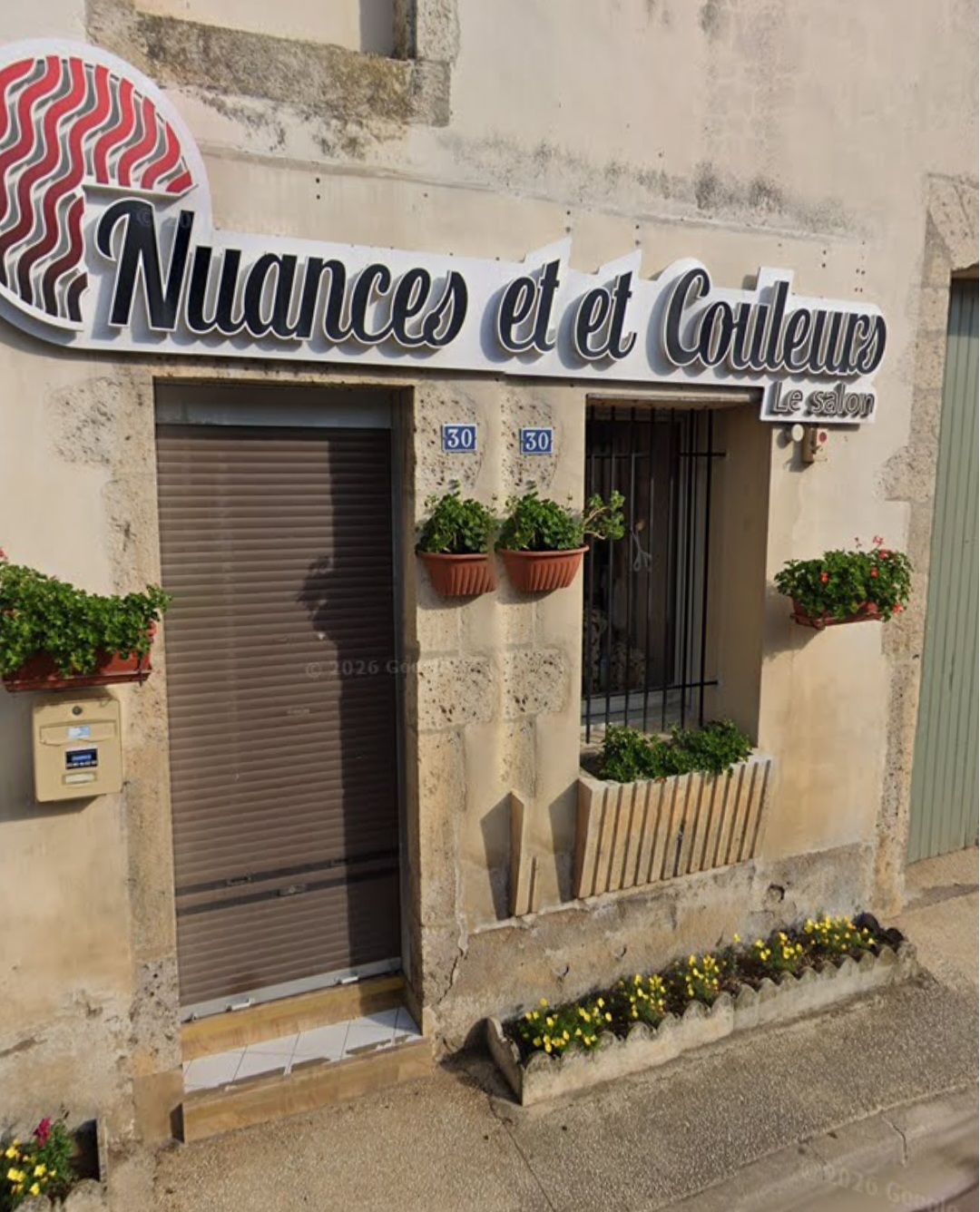 Salon de coiffure mixte situé en Bourgogne, clientèles de la Côte d'or et de l'Yonne 
dans une commune de plus de 650 habitants possédant de nombreux commences et services et à proximité du Parc National de Forêts. 
Vente du fonds de commerce et des murs en un seul lot : 65000 € (frais de notaire et annexes à charges de l'acheteur) Travaux de remise à neuf en 2019, isolation, toiture, climatisation de 2024, cours extérieur réalisée en 2025.
3 postes de coiffage, 2 de lavages réglable et massant (matériel d'octobre 2019)
salon comprenant une cuisine avec lave linge et sèche linge, un WC, un placard vestiaire et cours extérieure aménagée pour la détente des clients.
Le mobilier est compris dans le prix (comptoir et mobilier, réfrigérateur, aspirateur)
Ventes d'articles, produits de coiffage, bijoux, maroquinerie, vêtement apporte un complément de non négligeable.
Clientèles fidèles,