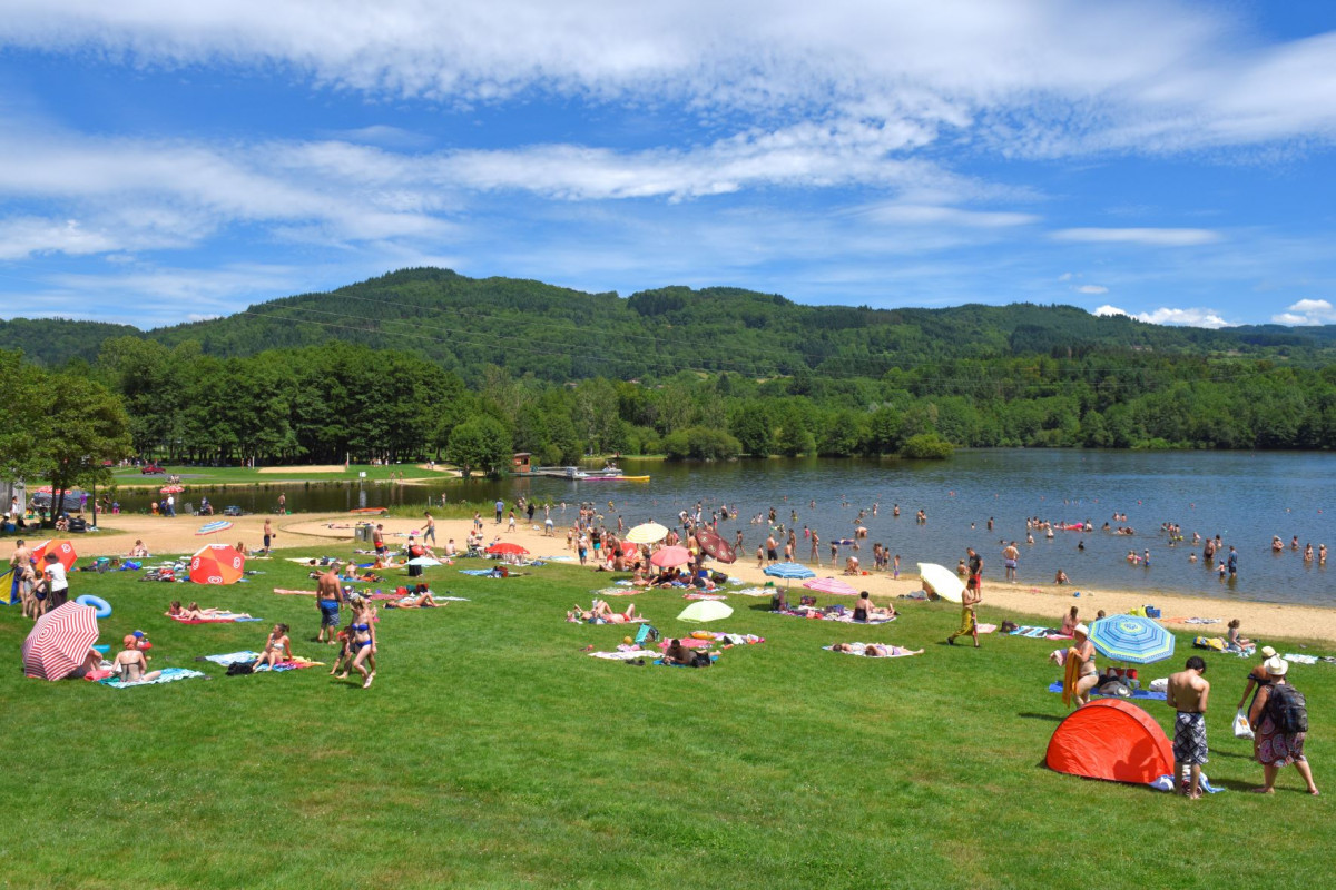 Location saisonnière du 15 Avril au 15 octobre 2022 du snack du lac d'Aubusson d'Auvergne, plus grand lac aménagé du massif du Forez. Labellisé pavillon Bleu depuis 2020, au c?ur du Parc Naturel Régional Livradois-Forez. Les candidatures sont à déposer avant le 25 janvier 2022.
Cahier des charges à demander à sizambart@cctdm.fr