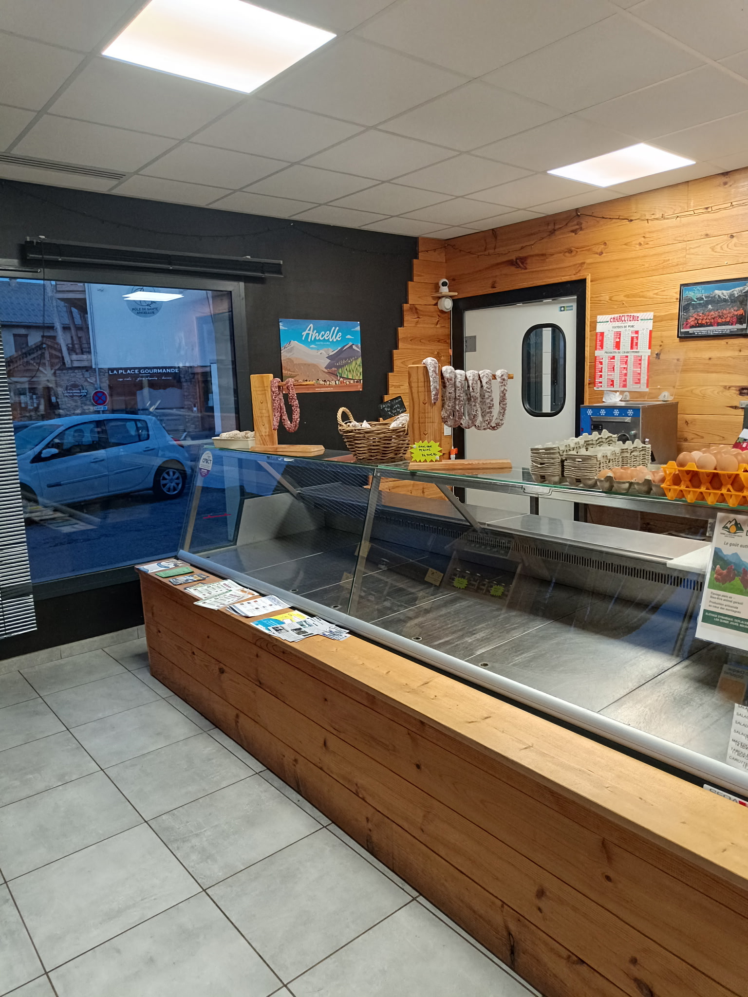 A vendre- Boucherie- Charcuterie- Traiteur- Ancelle(05260)
Cause Retraite.
Belle opportunité de reprise d'une boucherie Charcuterie traiteur en activité , située à Ancelle (Hautes -Alpes) dans un environnement apprécié pour son cadre de vie et son activité touristique.
Après  7 années d'exploitation ,je propose la cession de mon fond de commerce, pour cause de départ en retraite.
Sans concurrence et en évolution.
CA: 518000€      EBER : 100000€

Clientèle fidèle et active régulière.
Commerce ouvert 5 jours et demi par semaine.

Commerce prêt à travailler , laboratoire et magasin fonctionnels ( 83 m2)
avec matériel récent inclus (3 vitrines ,machine à jambon, Hachoir, poussoir, scie, 2 balances, machine sous vide ,caisse enregistreuse, meubles inox , plots, rôtissoire, chambre froide)
Bail commercial à la mairie  713€HT/ mois ( échéance 2029)

Equipe en place : un boucher à 30h/semaine et une vendeuse 20h/semaine.

Possibilité d'accompagnement du repreneur pour faciliter la transmission et la prise en main de l'activité.

Cette affaire conviendra à un professionnel souhaitant s'installer dans une entreprise rentable avec une clientèle existante et un outil  de travail immédiatement opérationnel.